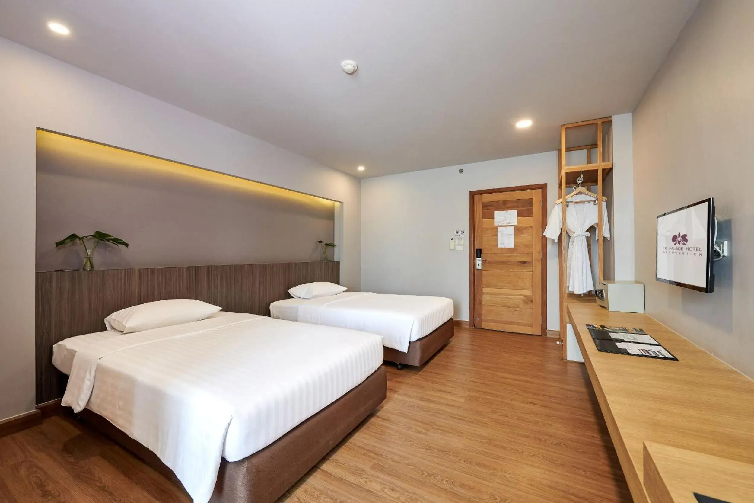Bed in TK Palace Hotel & Convention Bangkok Bed in TK Palace Hotel & Convention Bangkok