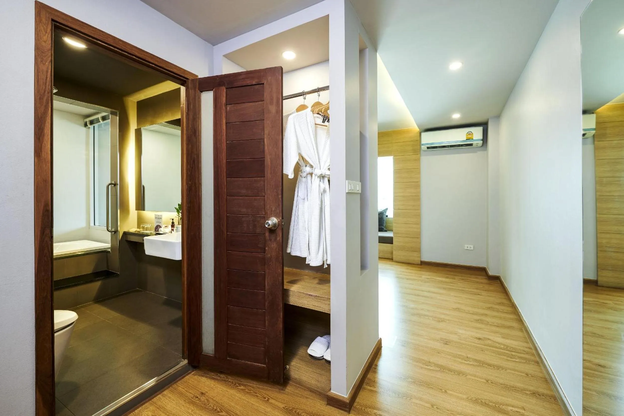 Shower in TK Palace Hotel & Convention Bangkok