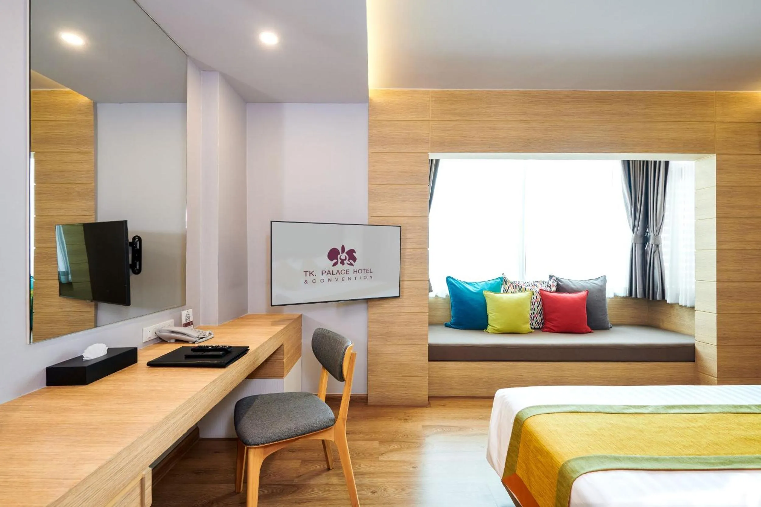 Communal lounge/ TV room, Bed in TK Palace Hotel & Convention Bangkok