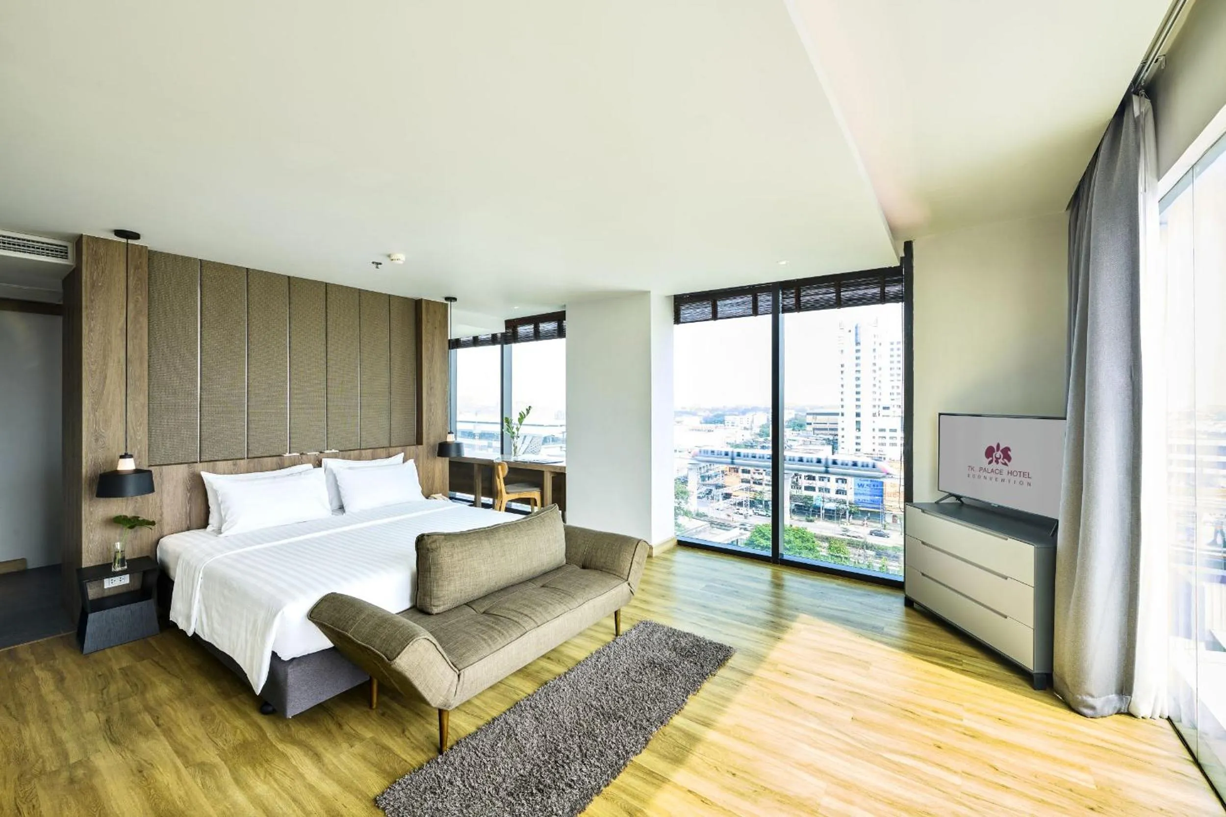 Bed in TK Palace Hotel & Convention Bangkok