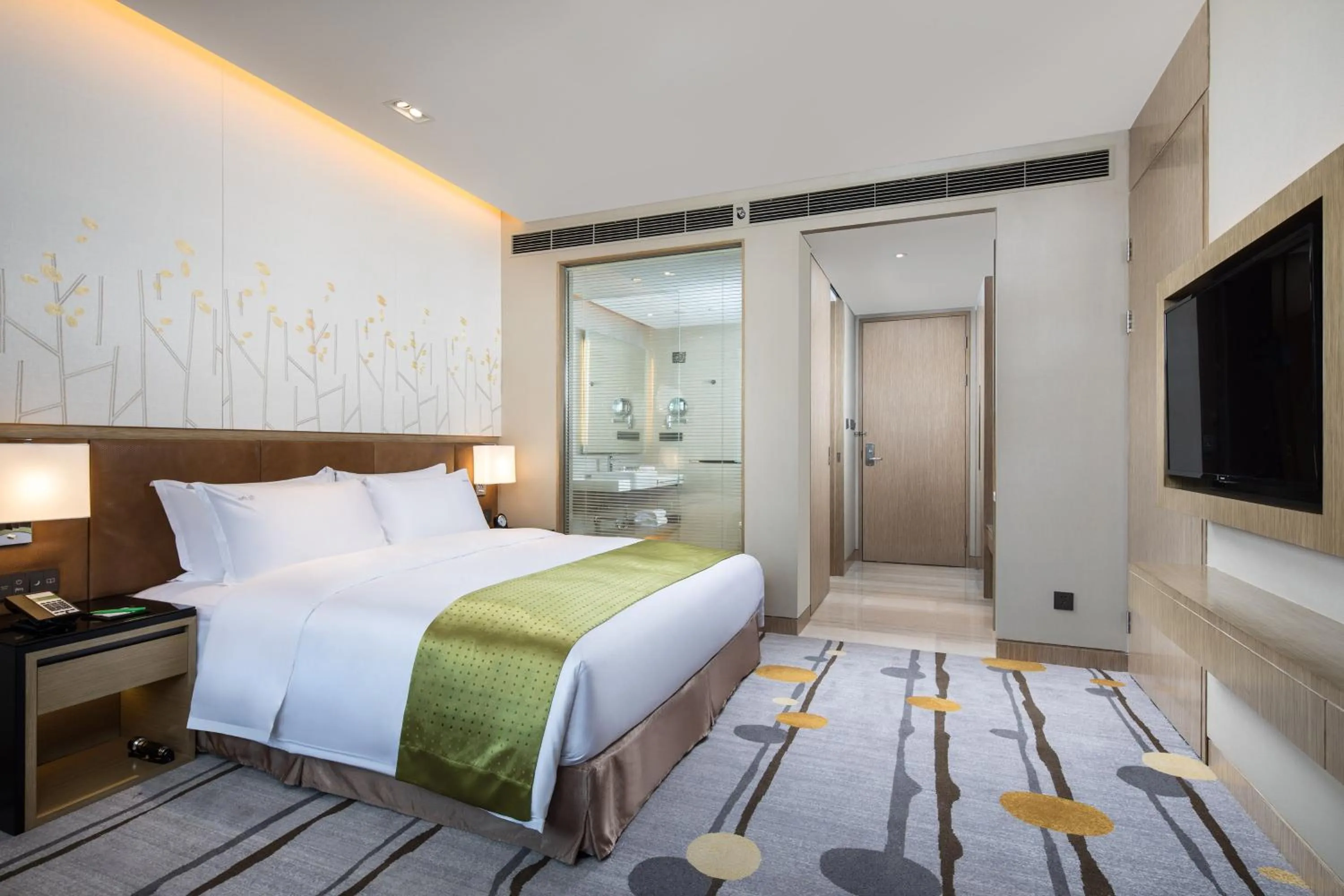 Photo of the whole room, Bed in Holiday Inn Shaoguan Downtown by IHG
