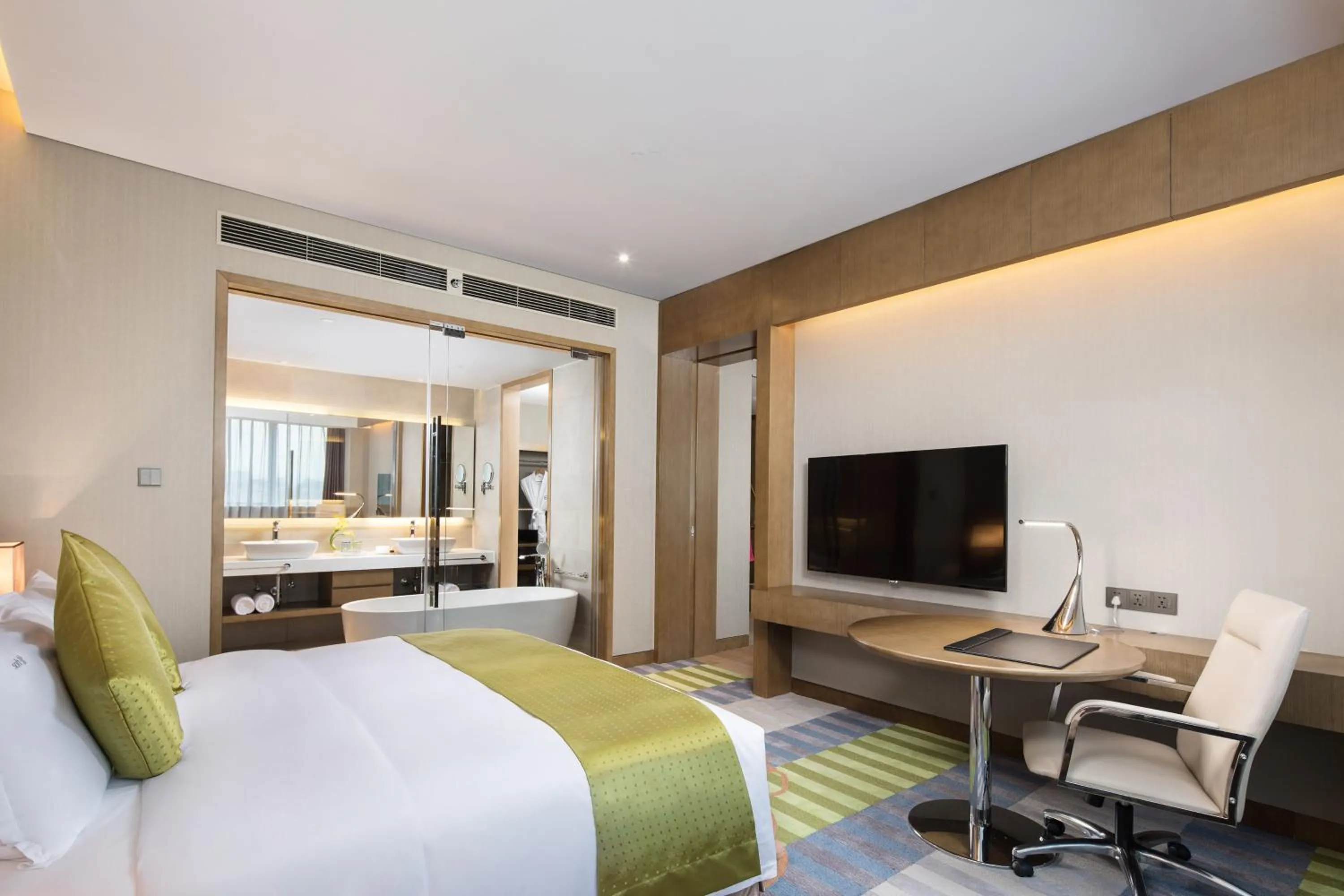 Photo of the whole room, Bed in Holiday Inn Shaoguan Downtown by IHG