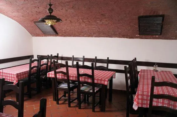 Restaurant/places to eat in Hotel Astoria