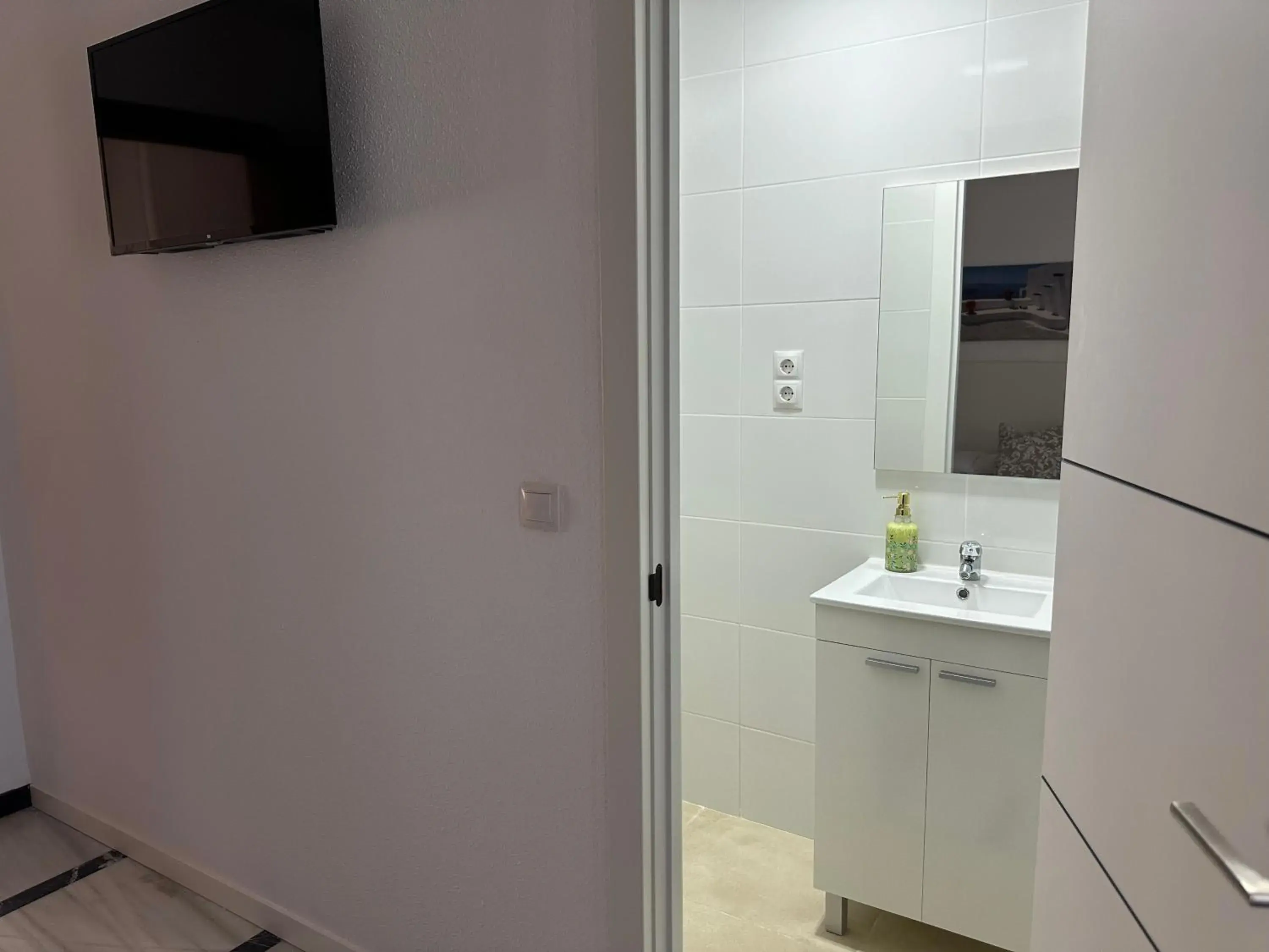 Twin Room with Private Bathroom in Hostal Arrate Twin Room with Private Bathroom in Hostal Arrate