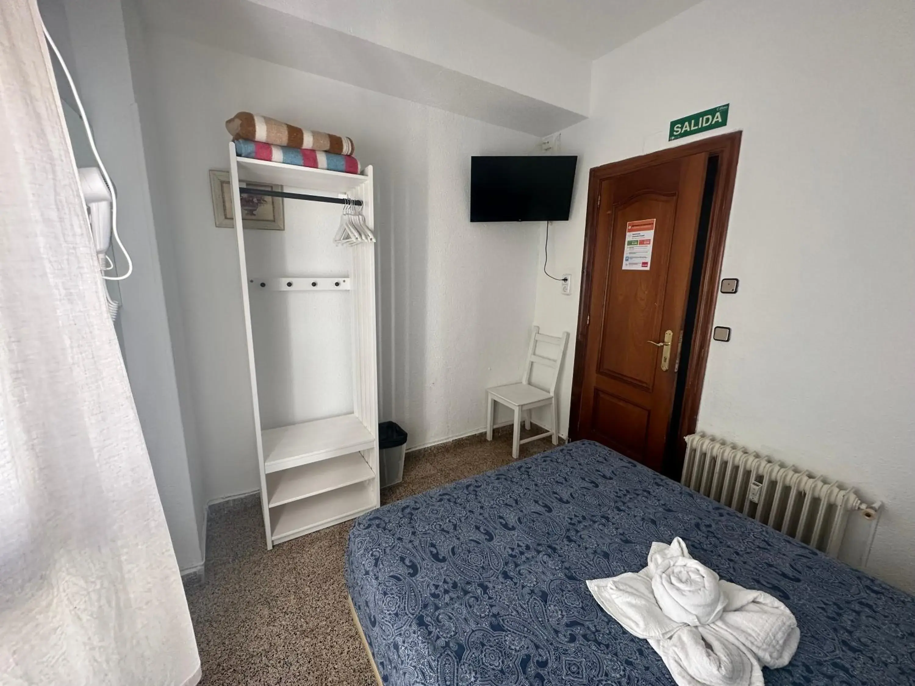 Small Double Room with Shared Bathroom in Hostal Arrate Small Double Room with Shared Bathroom in Hostal Arrate