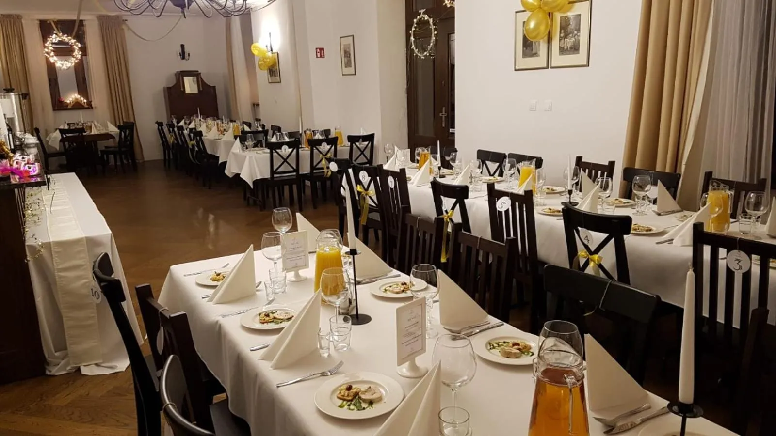 Restaurant/places to eat in Hotel Charlotta