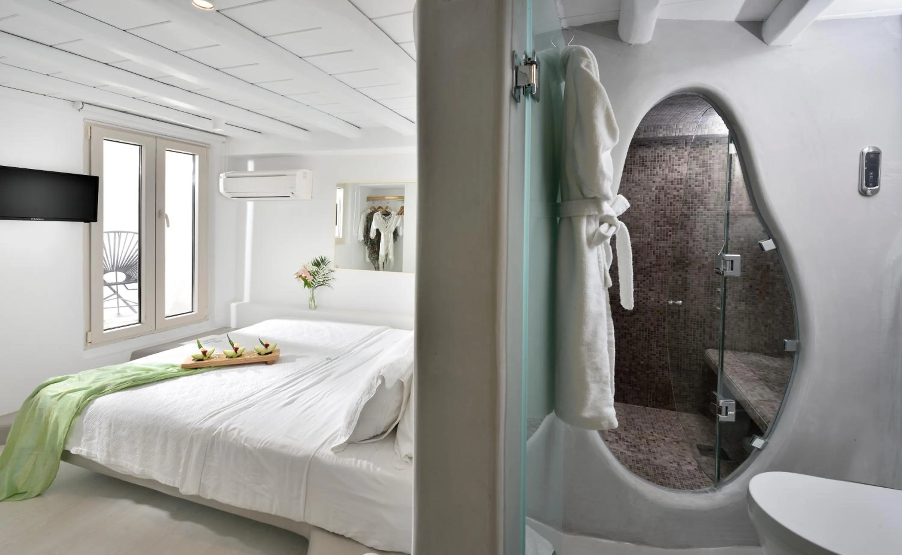 Bathroom, Bed in Little Venice Suites