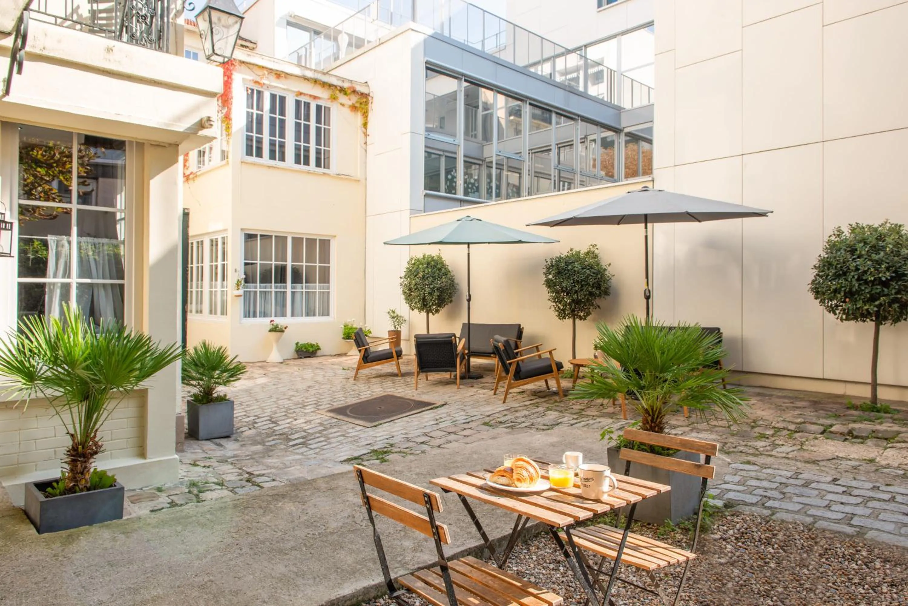 Patio in Hôtel Helzear Montparnasse
