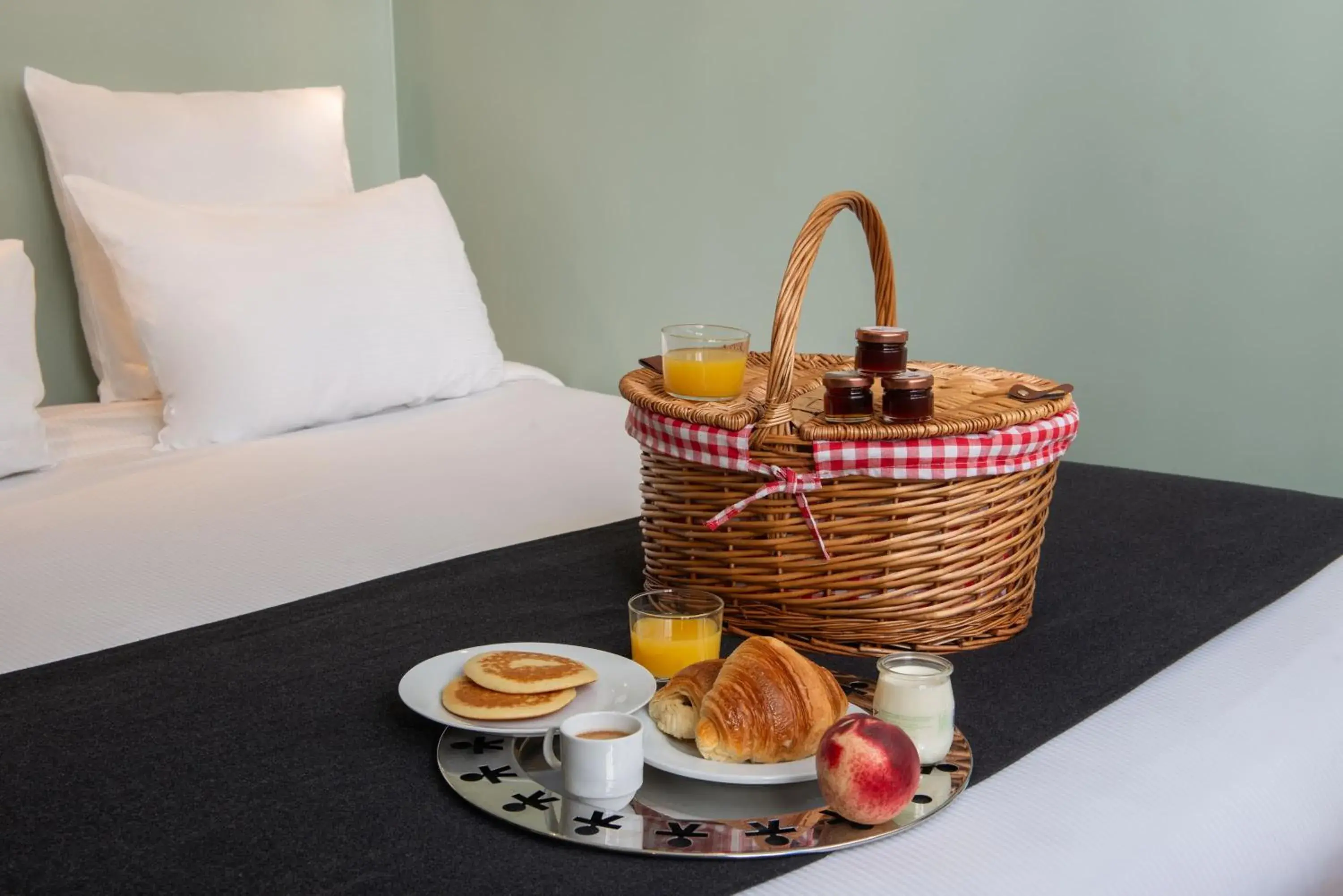 Breakfast, Bed in Hôtel Helzear Montparnasse Breakfast, Bed in Hôtel Helzear Montparnasse