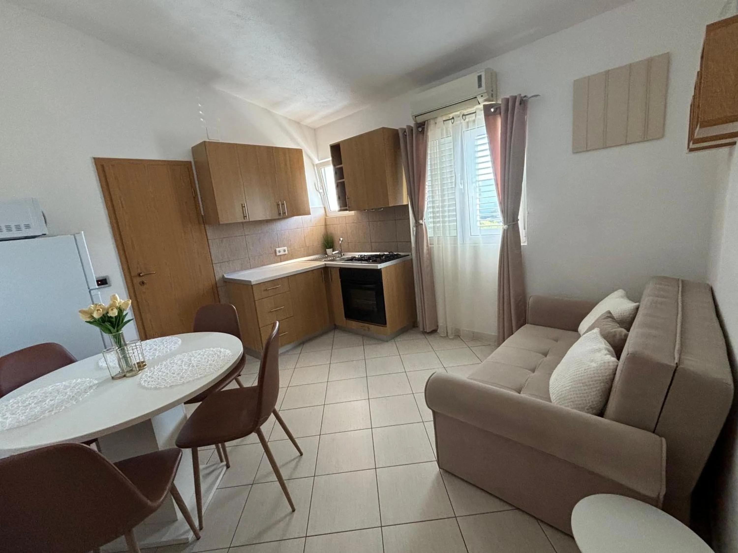 One-Bedroom Apartment with Balcony (4 Adults) in Apartments Lolo