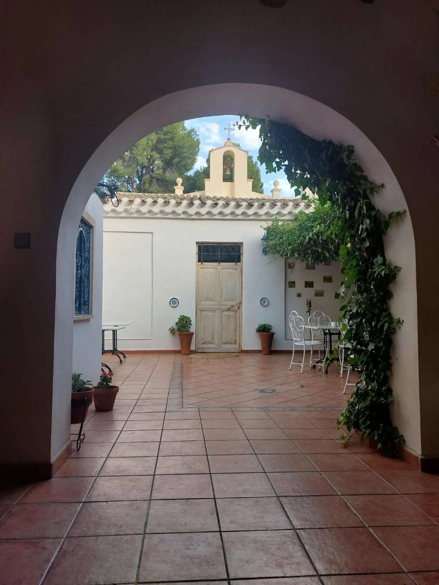 Inner courtyard view in Casa de La Campana