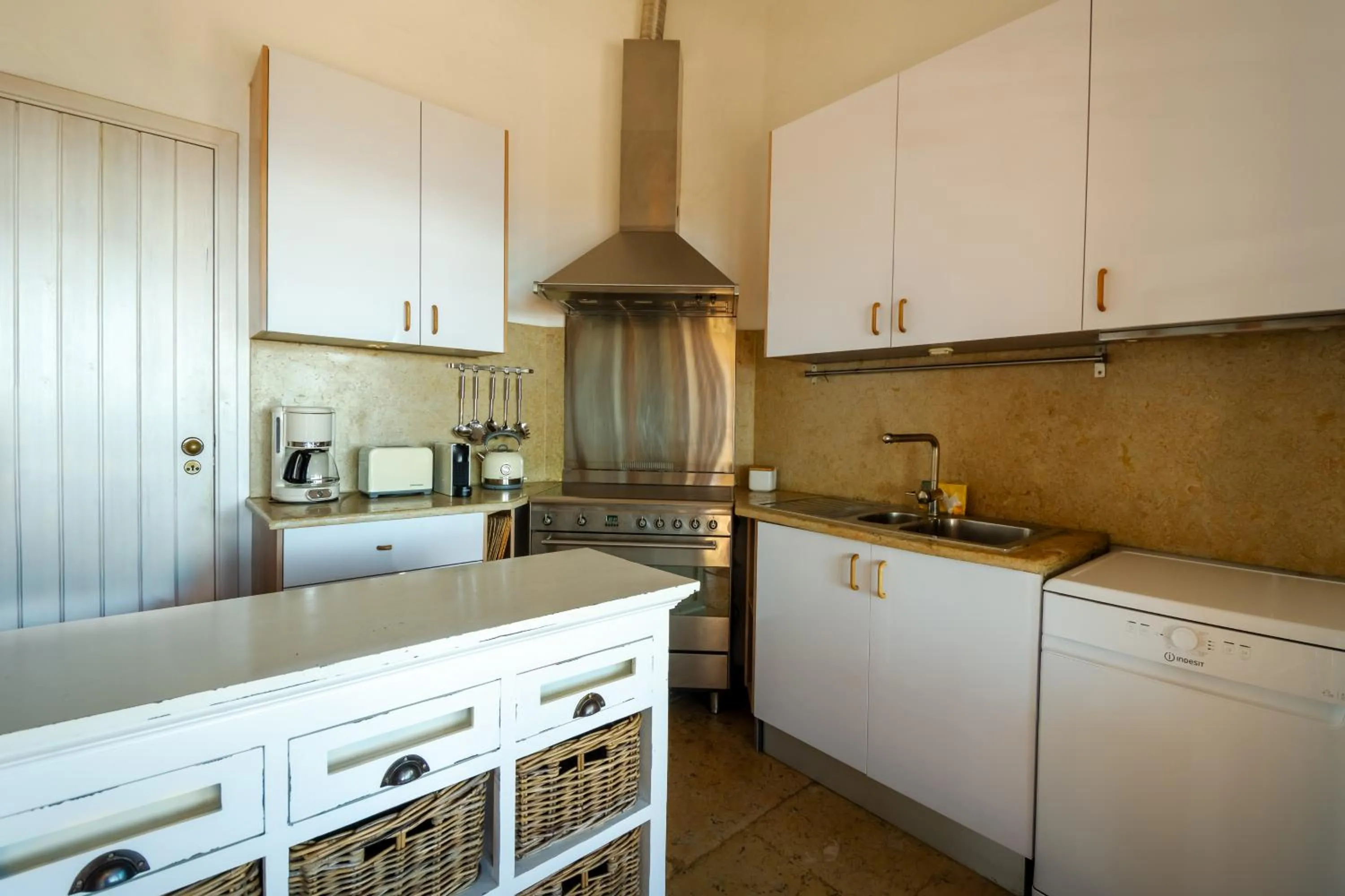 Kitchen or kitchenette in Aldeamento Turistico da Prainha