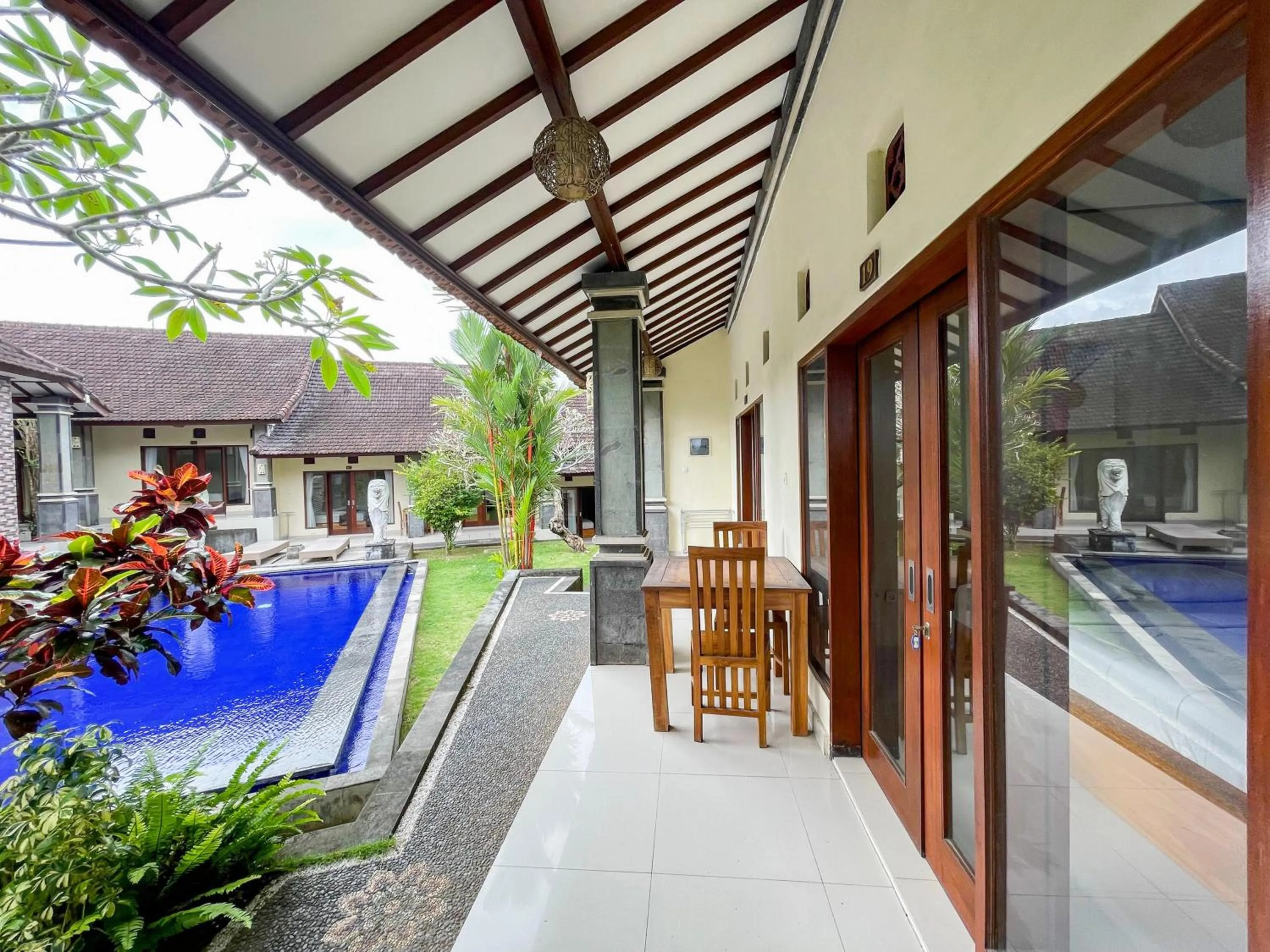 Swimming pool in Urbanview Hotel Lilis Cempaka Mas Guesthouse