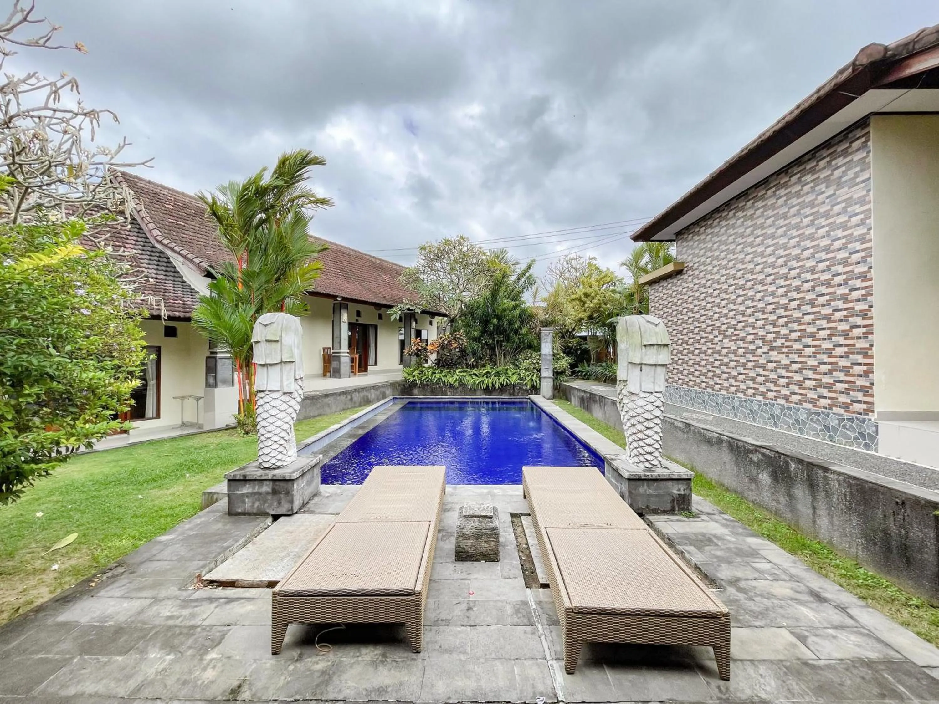 Swimming pool in Urbanview Hotel Lilis Cempaka Mas Guesthouse