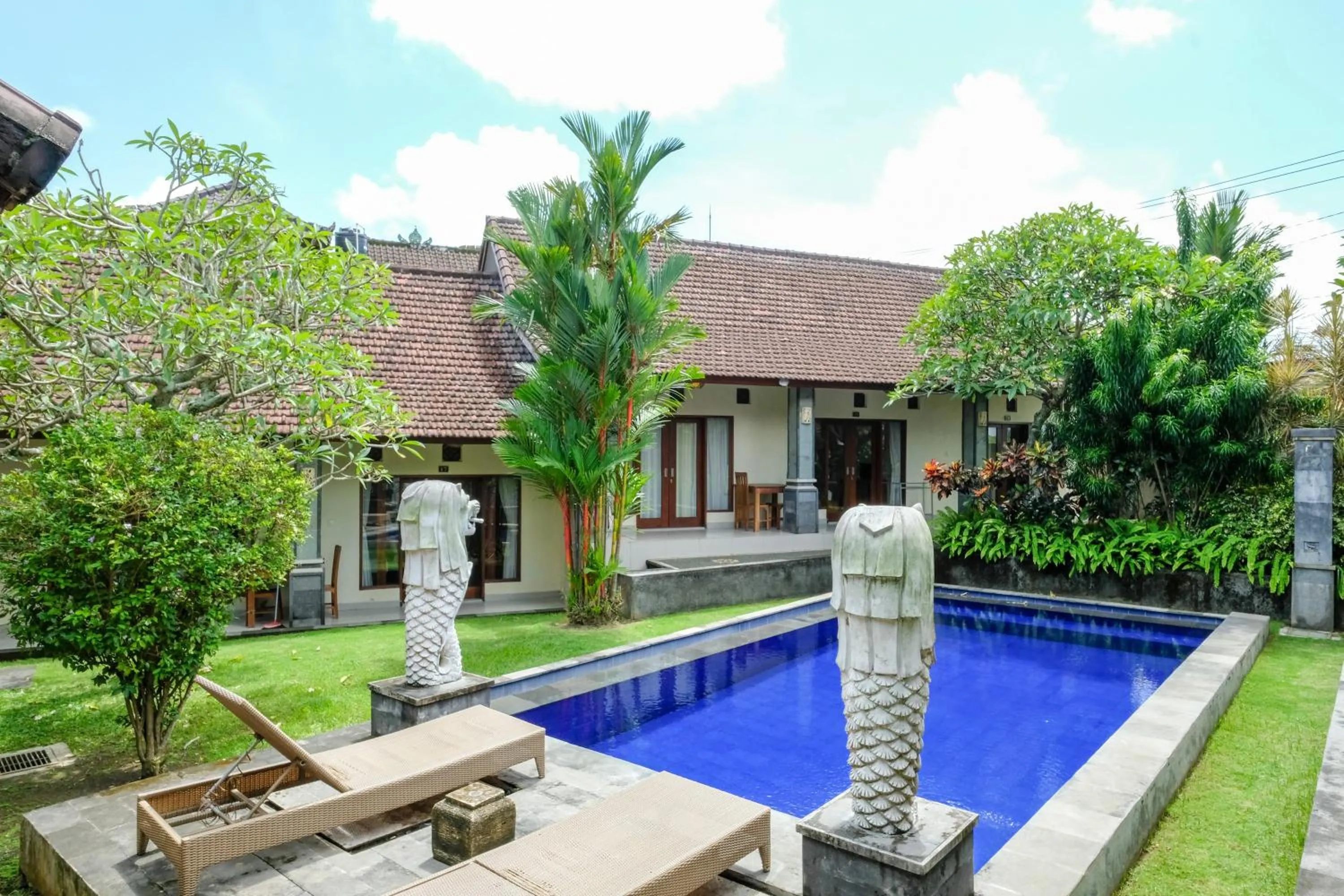 Swimming pool in Urbanview Hotel Lilis Cempaka Mas Guesthouse