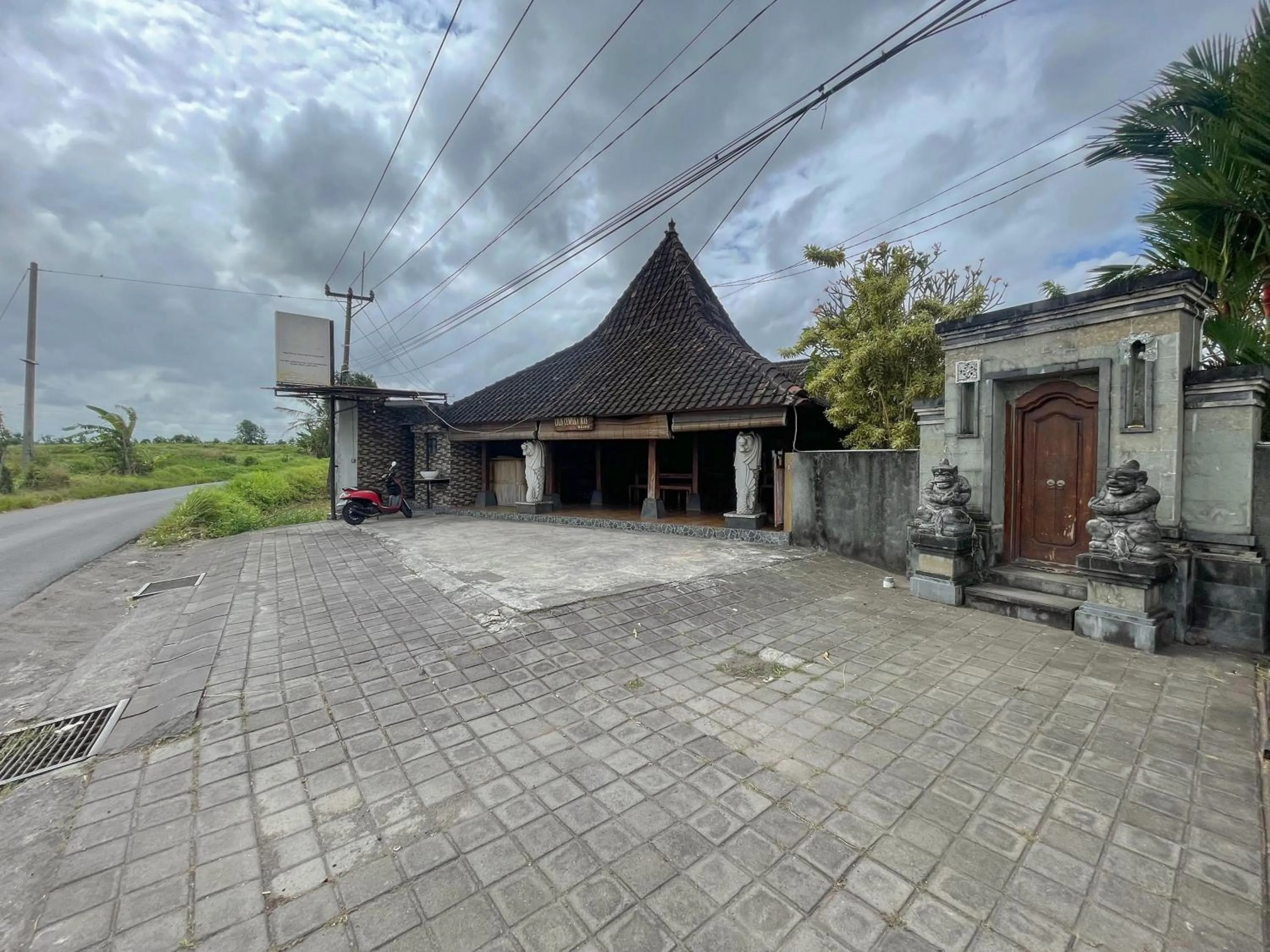 Facade/entrance in Urbanview Hotel Lilis Cempaka Mas Guesthouse