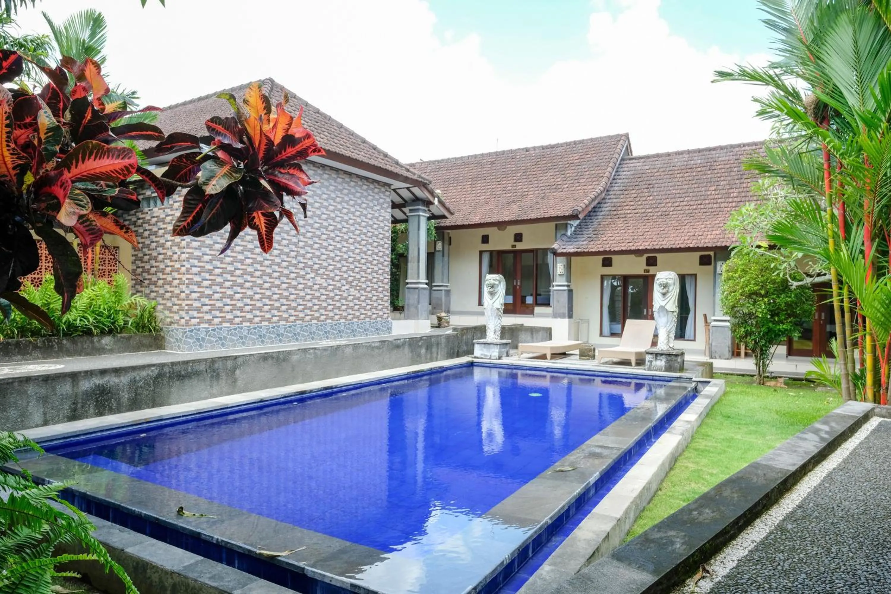 Swimming pool in Urbanview Hotel Lilis Cempaka Mas Guesthouse