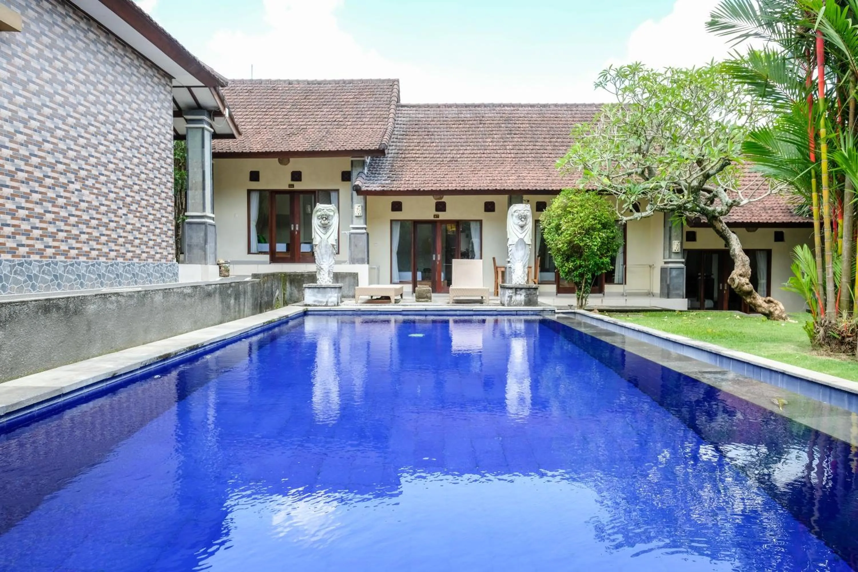 Swimming pool in Urbanview Hotel Lilis Cempaka Mas Guesthouse