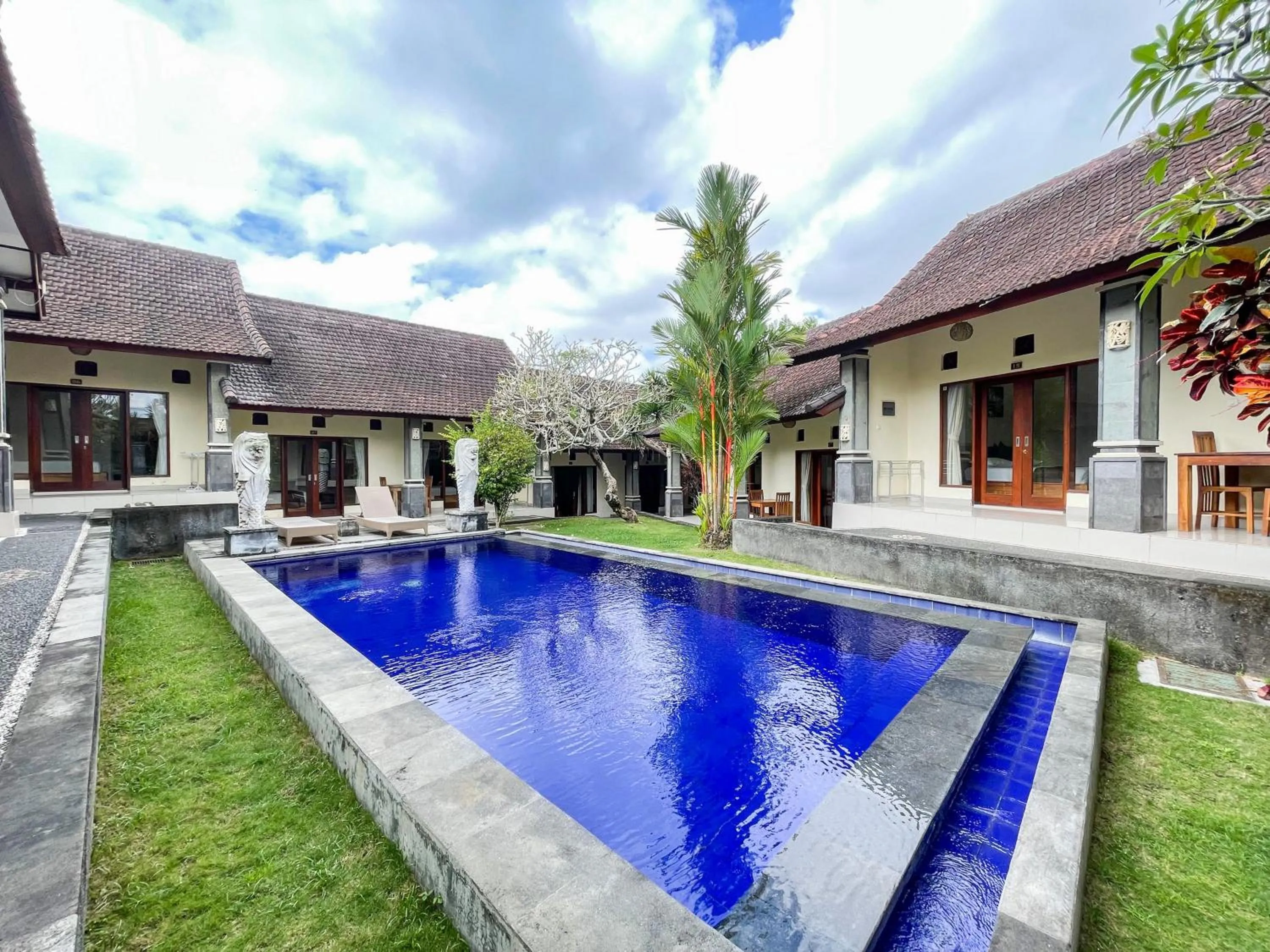 Swimming pool in Urbanview Hotel Lilis Cempaka Mas Guesthouse