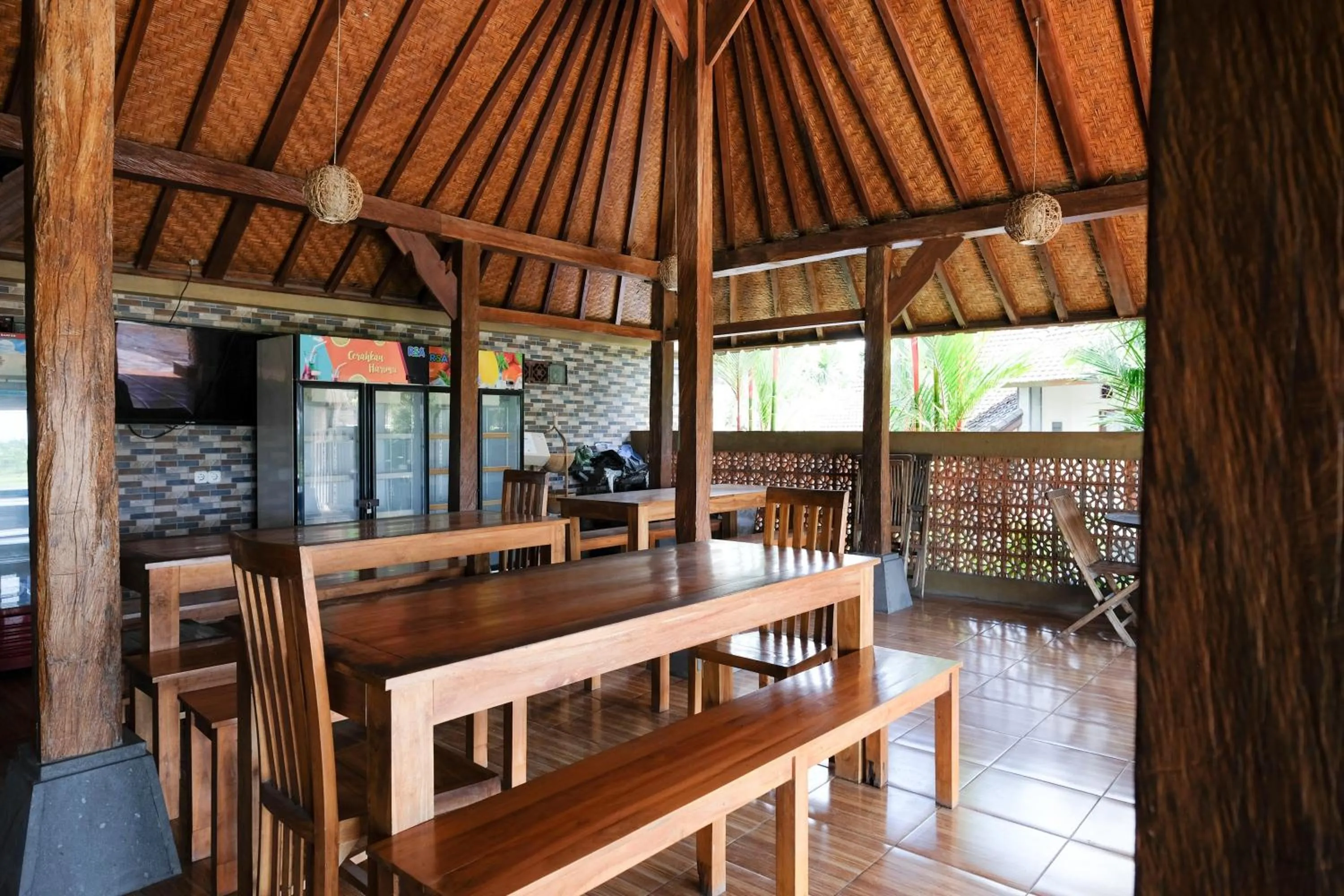 Seating area in Urbanview Hotel Lilis Cempaka Mas Guesthouse