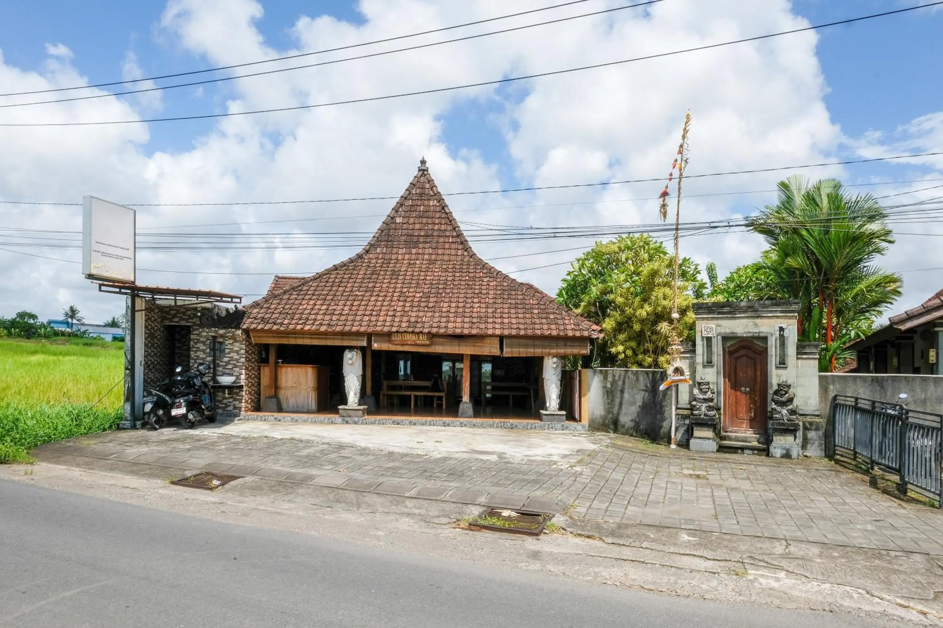 Facade/entrance in Urbanview Hotel Lilis Cempaka Mas Guesthouse