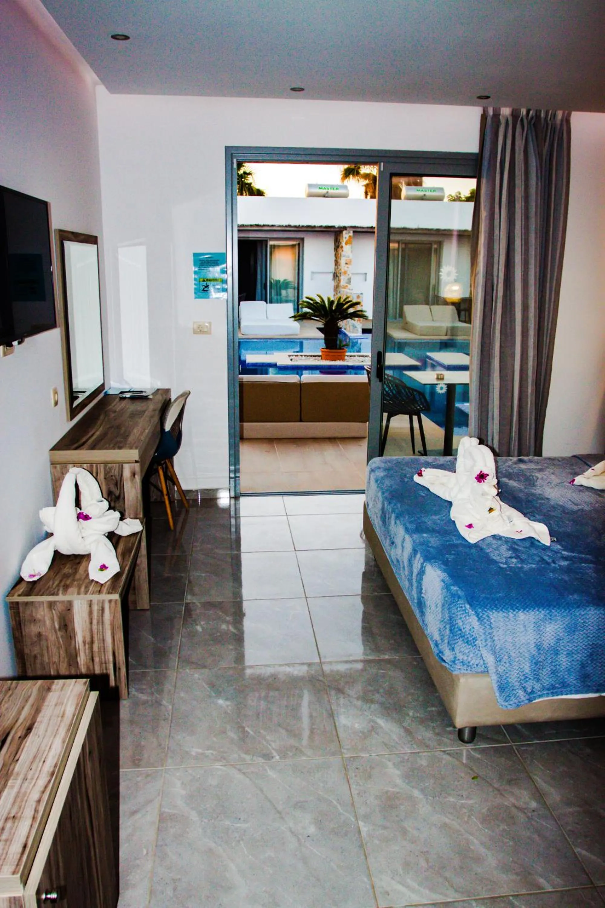 Pool view, Bed in Sunshine Hotel Tigaki