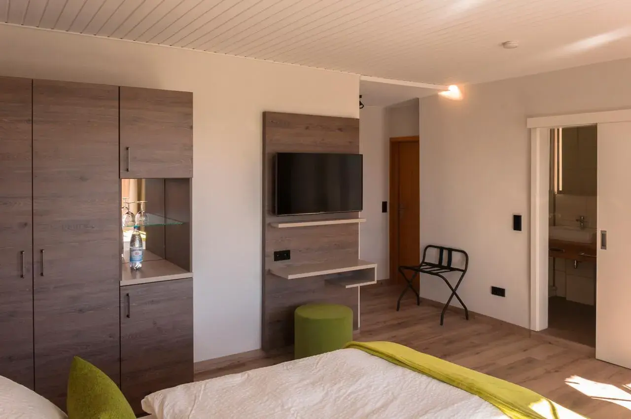 Photo of the whole room, Bed in Lindenhof Hotel Garni Photo of the whole room, Bed in Lindenhof Hotel Garni