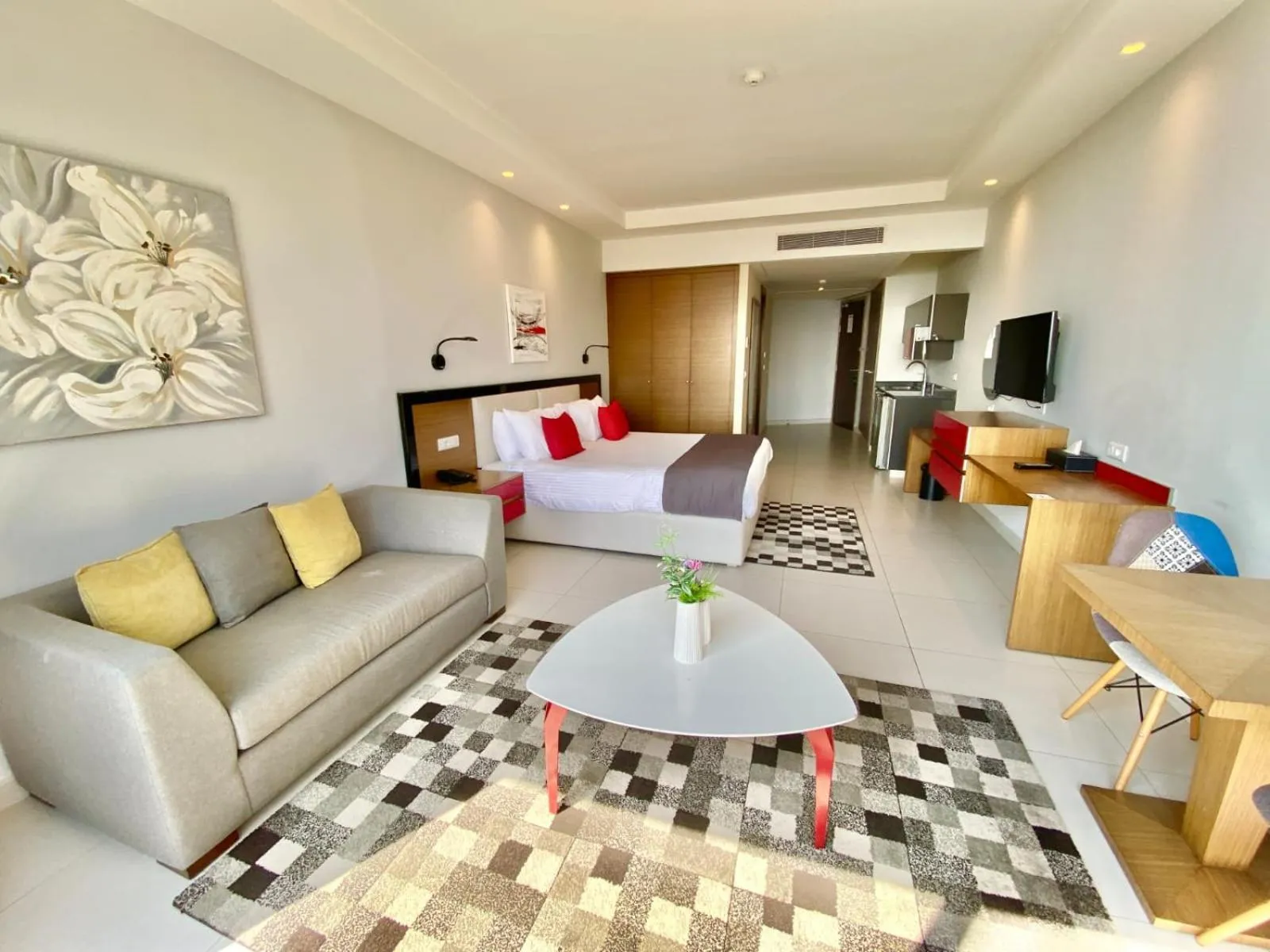 Communal lounge/ TV room, Bed in The Ray Hotel and Studios