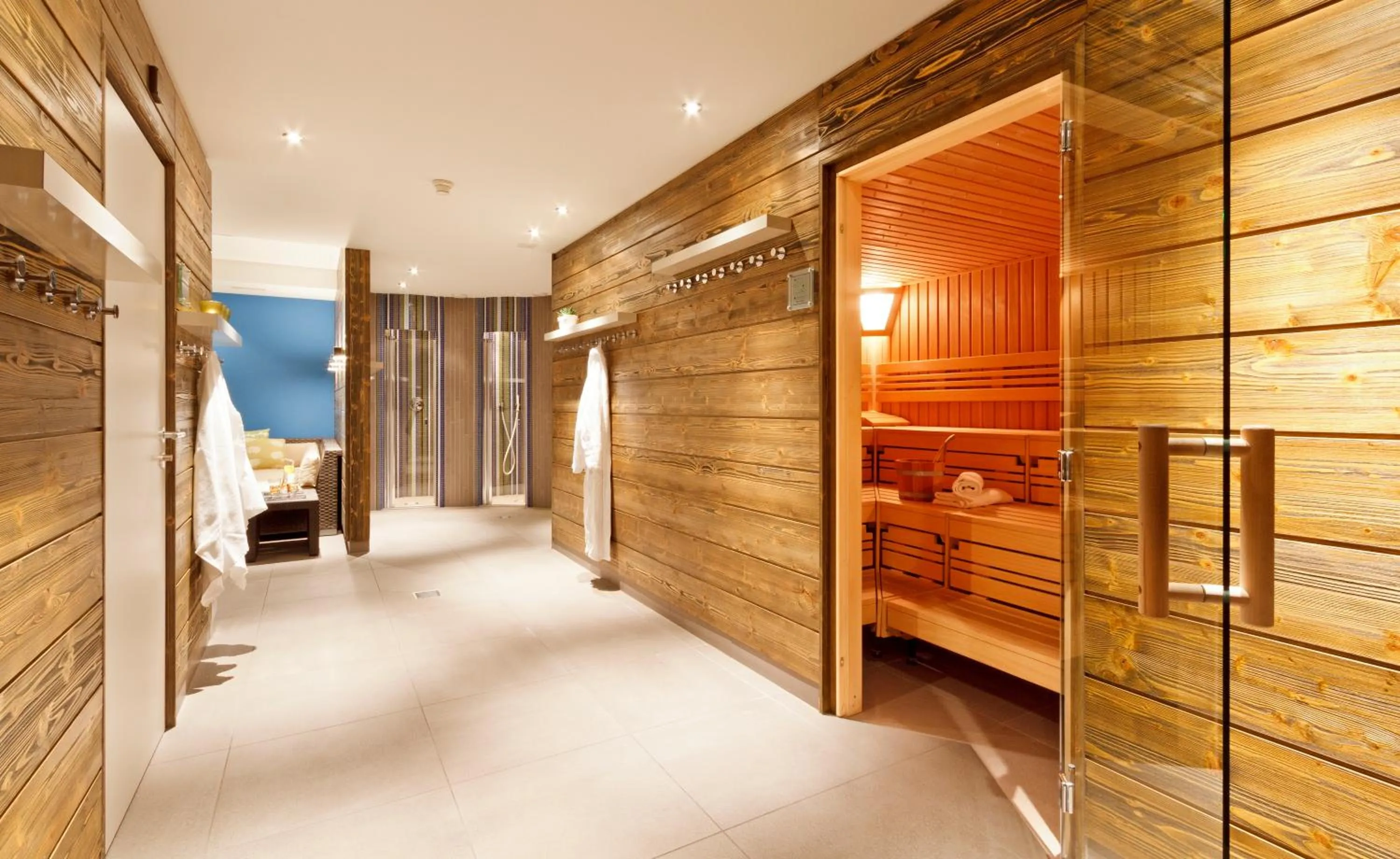 Shower, Bed in Hotel Piz Buin Klosters