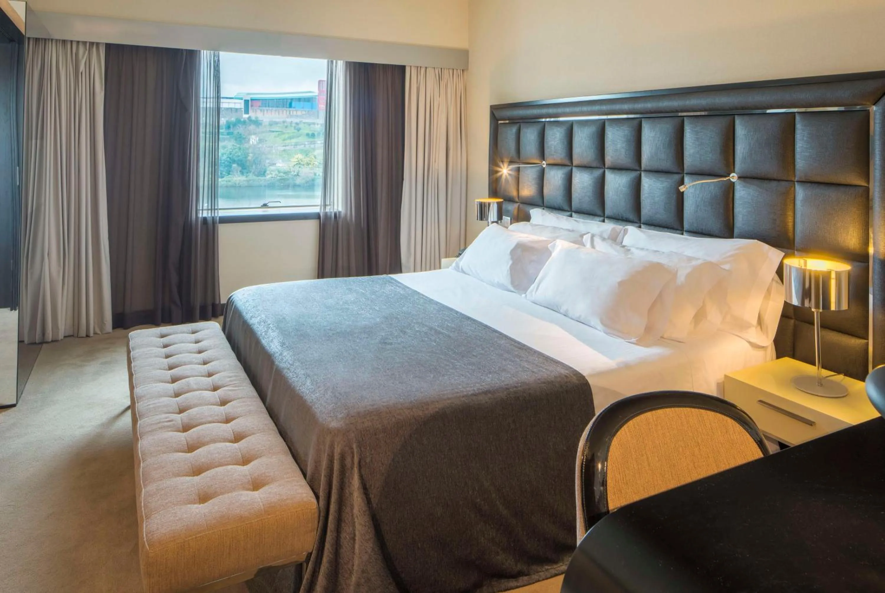 Bedroom, Bed in NH Coimbra Dona Ines