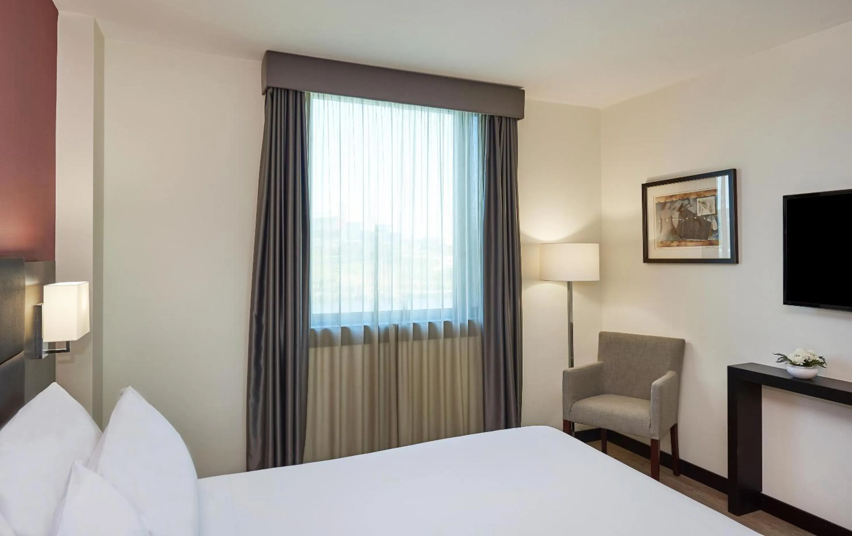 Photo of the whole room, Bed in NH Coimbra Dona Ines