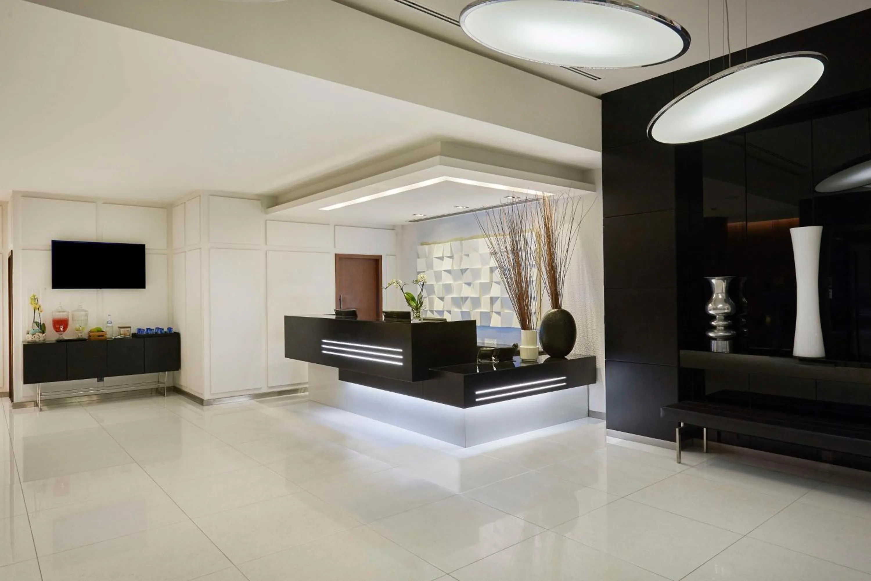 Lobby or reception in NH Coimbra Dona Ines