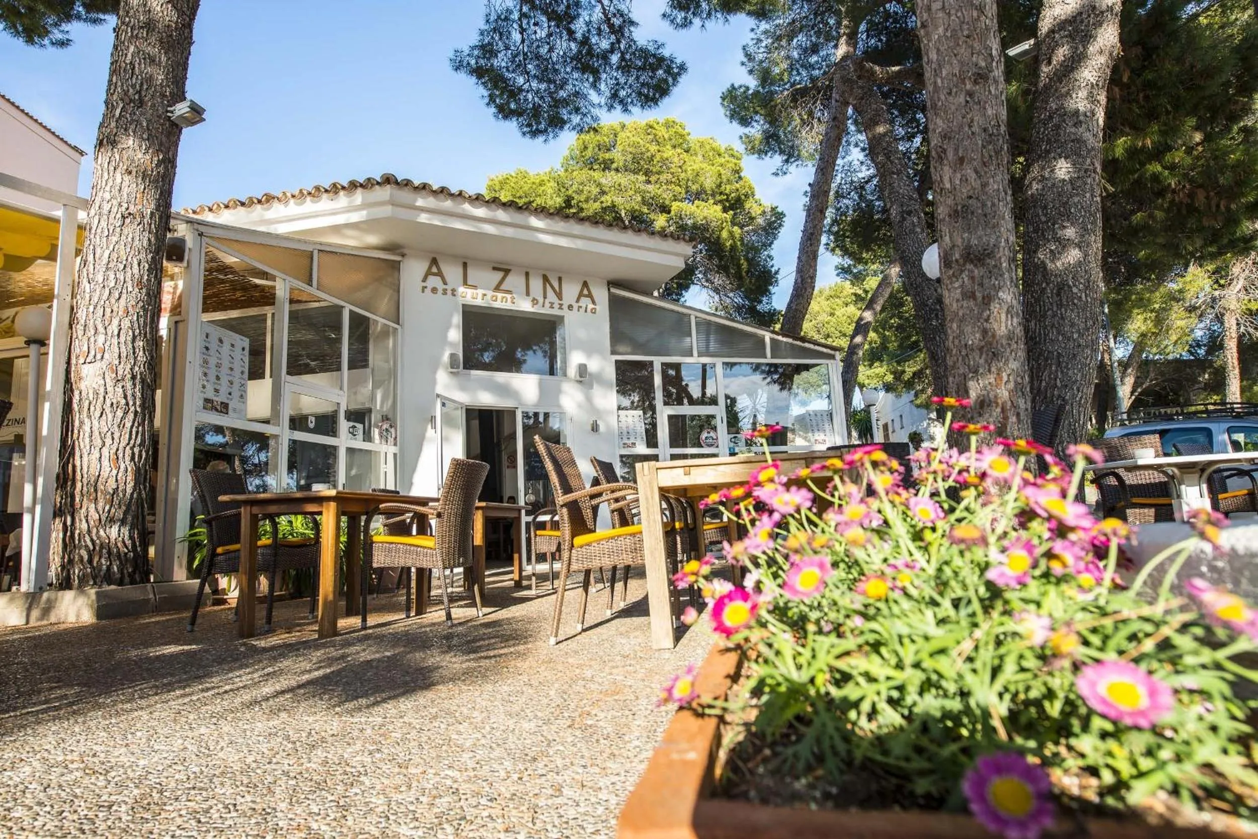 Restaurant/places to eat in Hostal Alzina