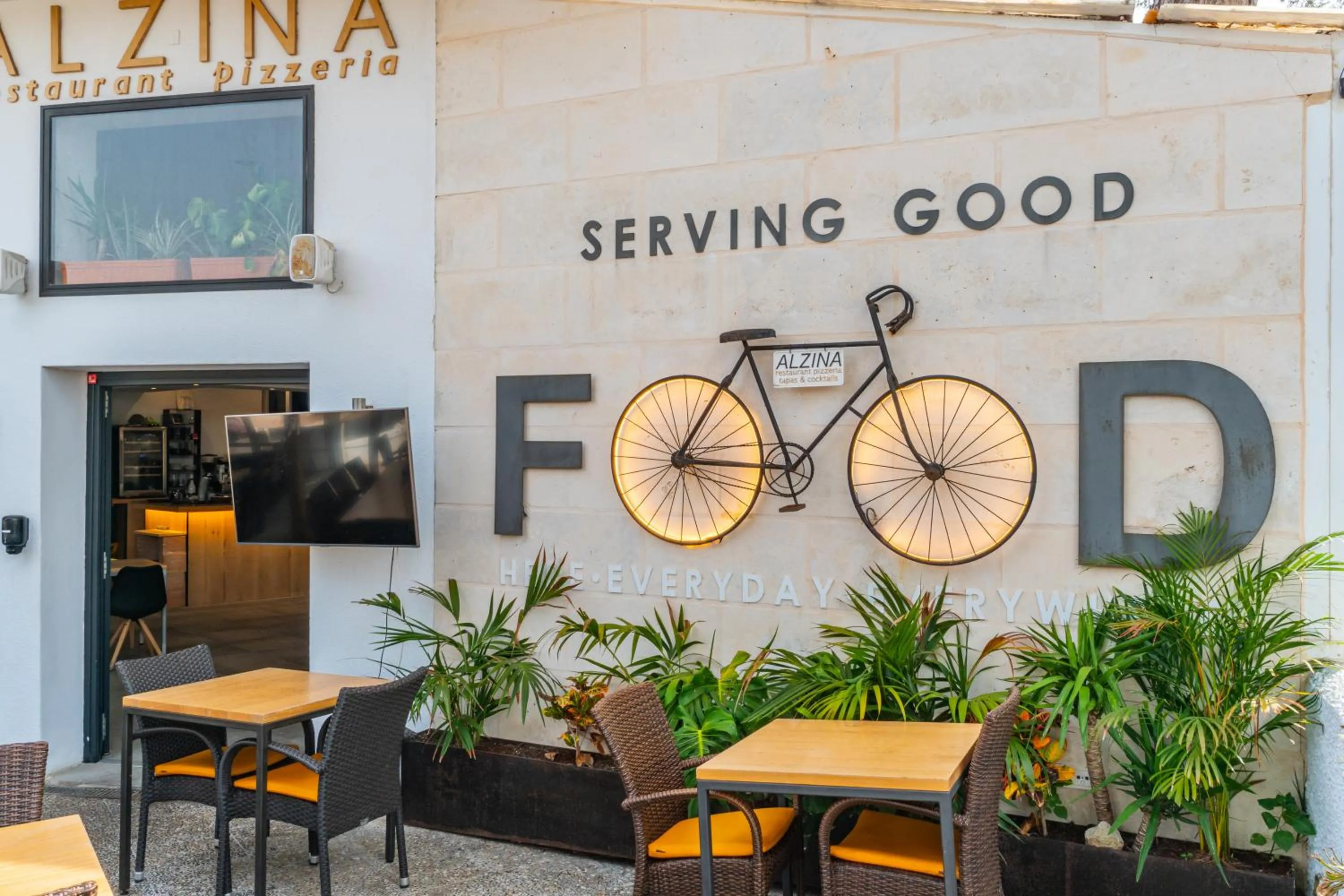 Restaurant/places to eat in Hostal Alzina