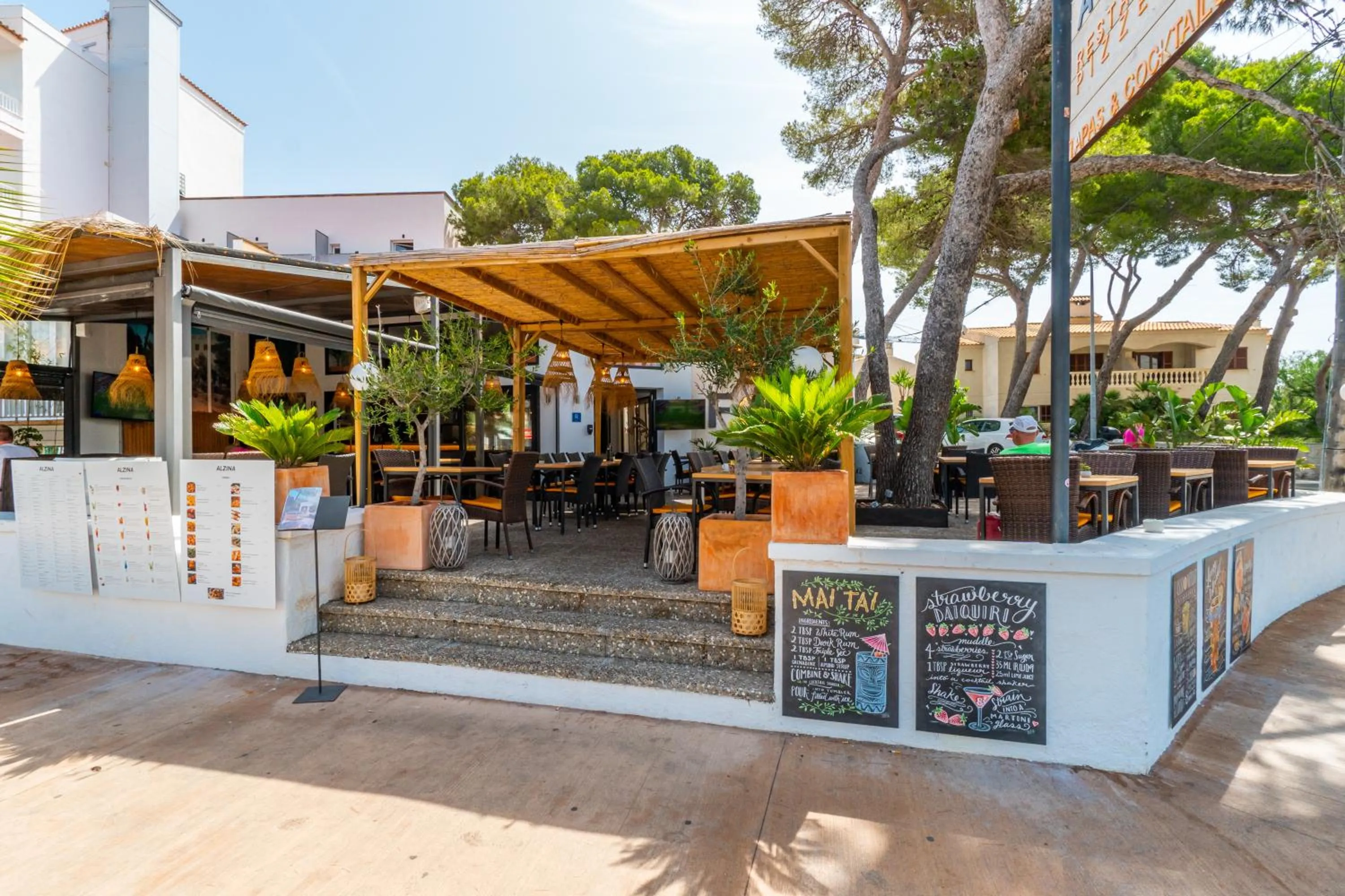 Restaurant/places to eat in Hostal Alzina