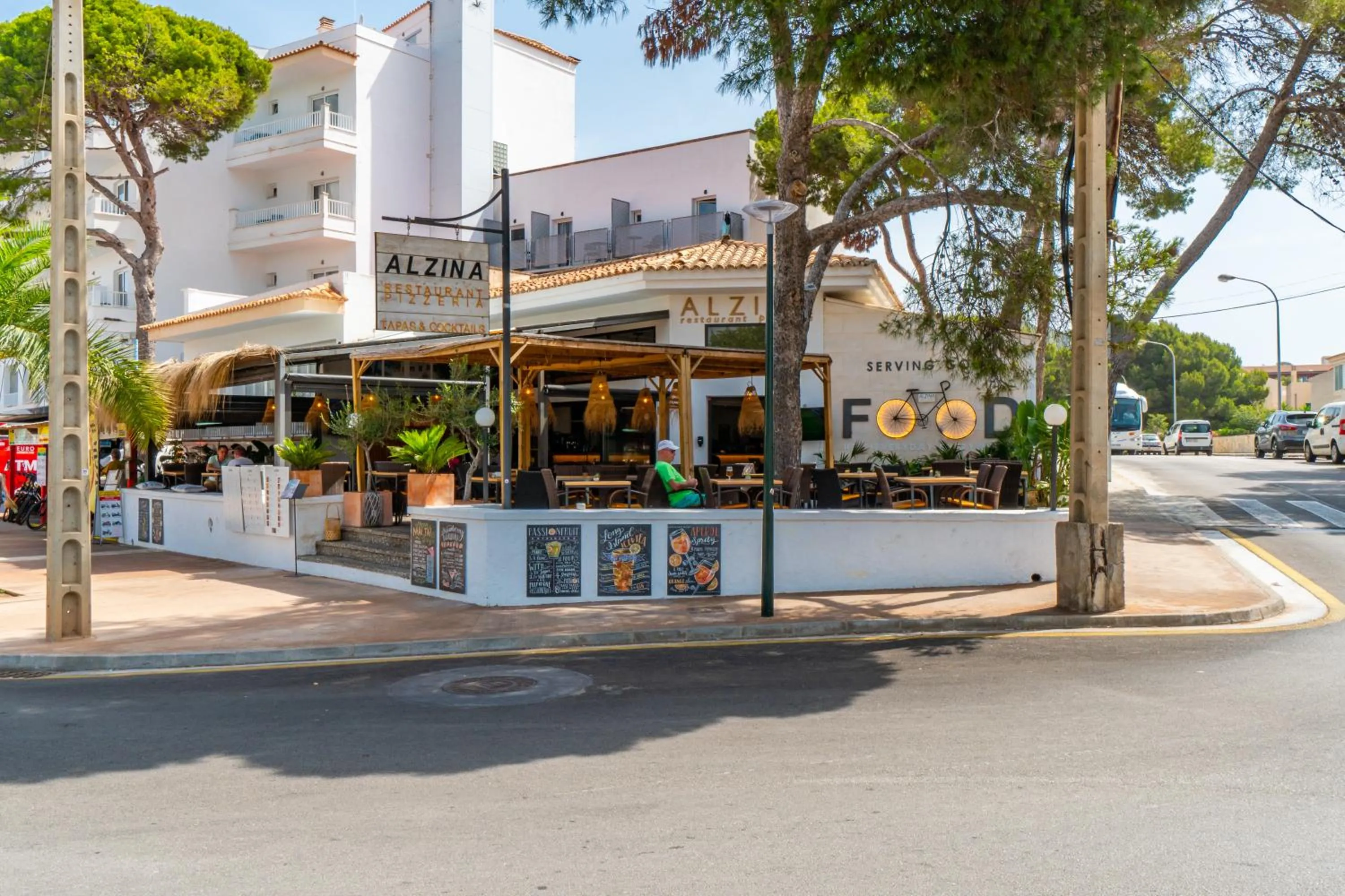 Restaurant/places to eat in Hostal Alzina