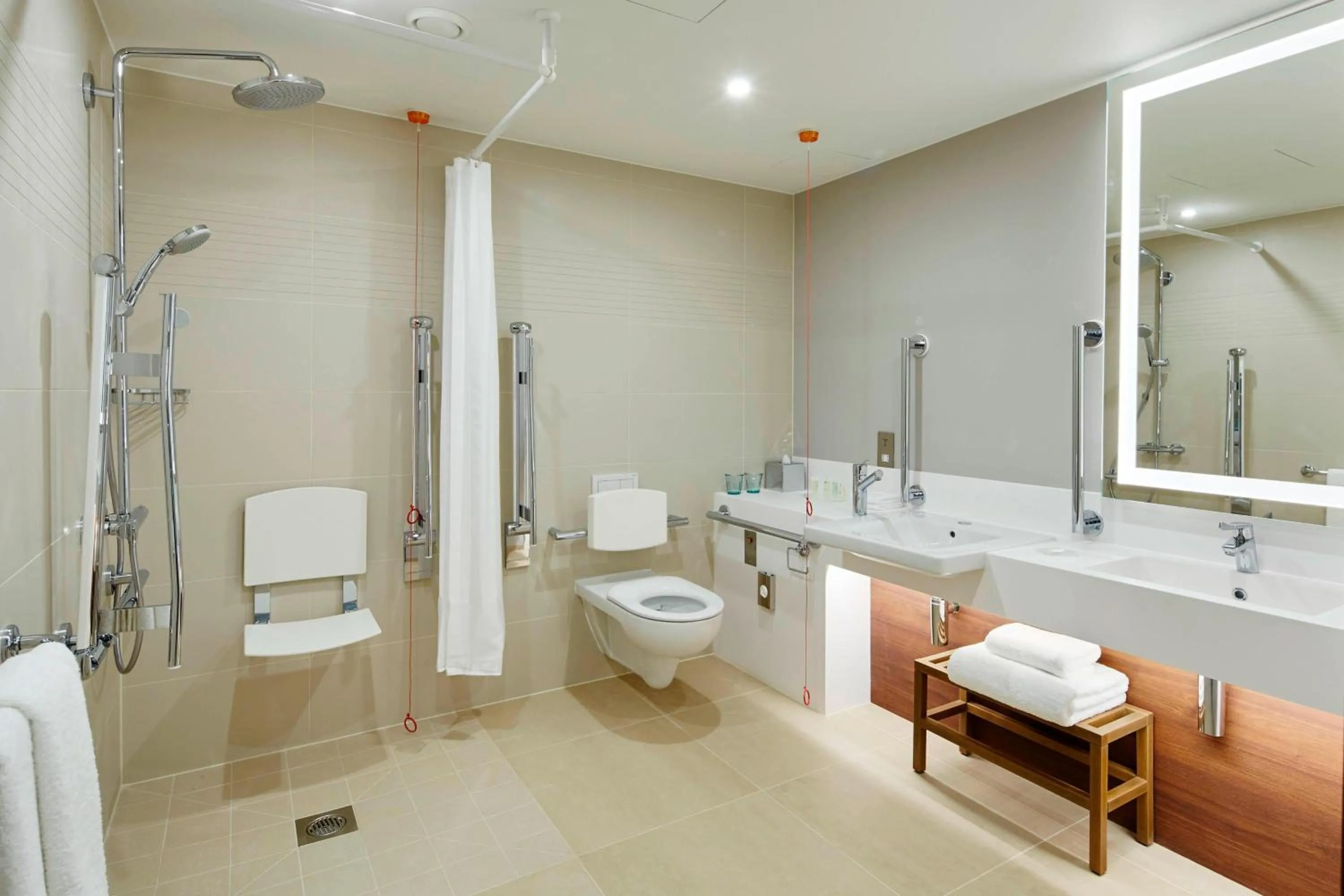 Bathroom in Courtyard by Marriott Luton Airport