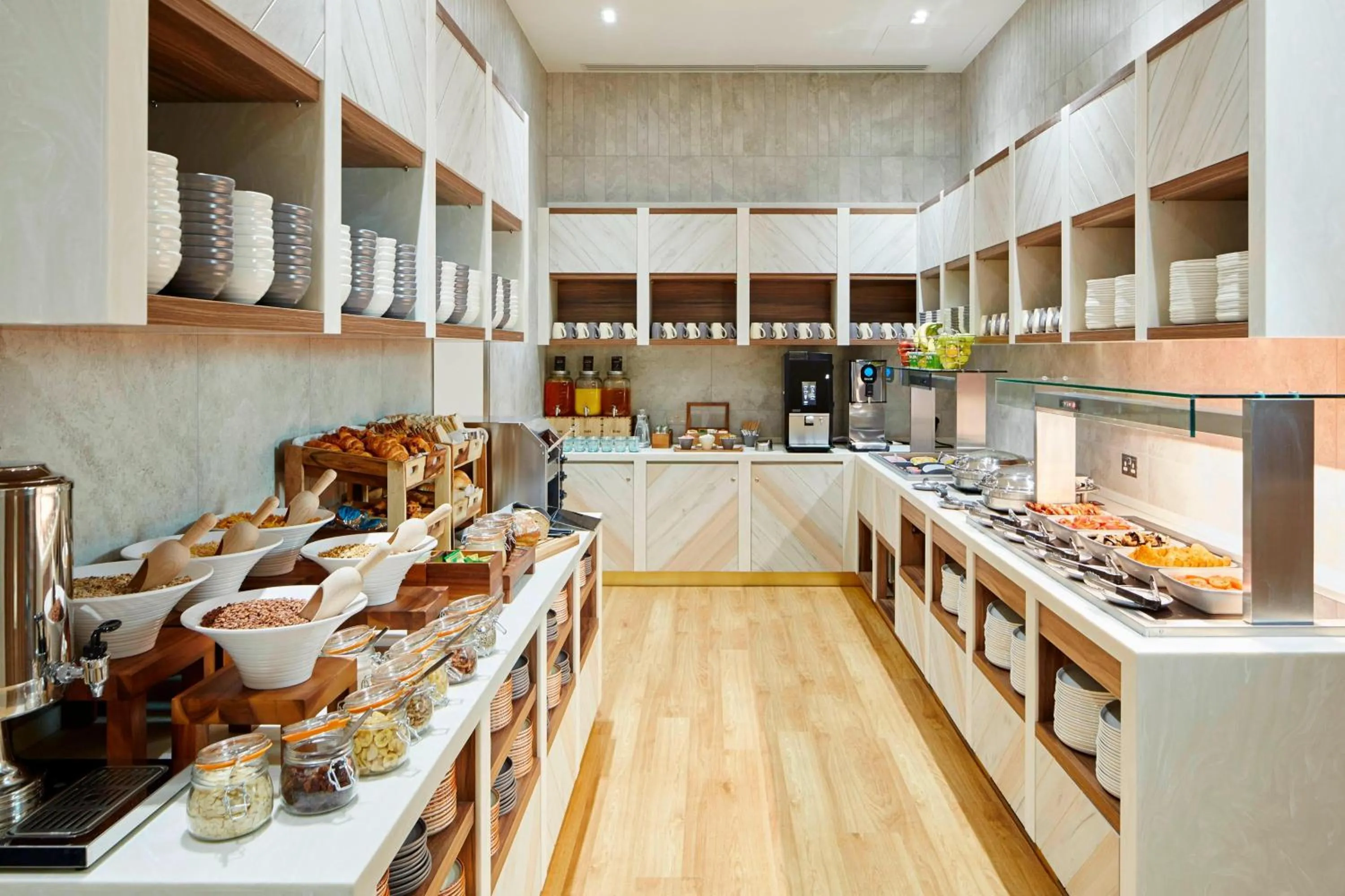 Breakfast in Courtyard by Marriott Luton Airport