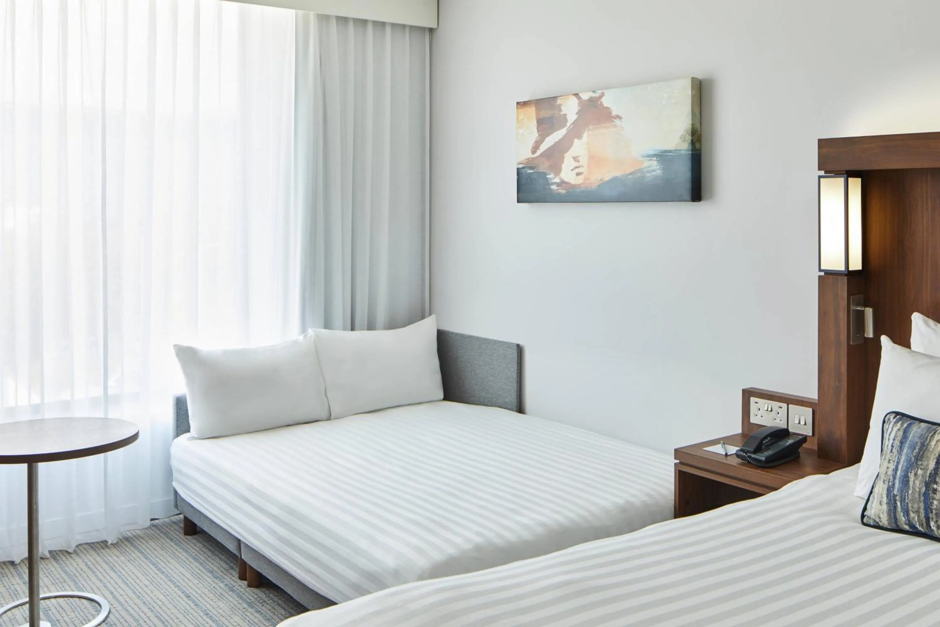 Photo of the whole room, Bed in Courtyard by Marriott Luton Airport