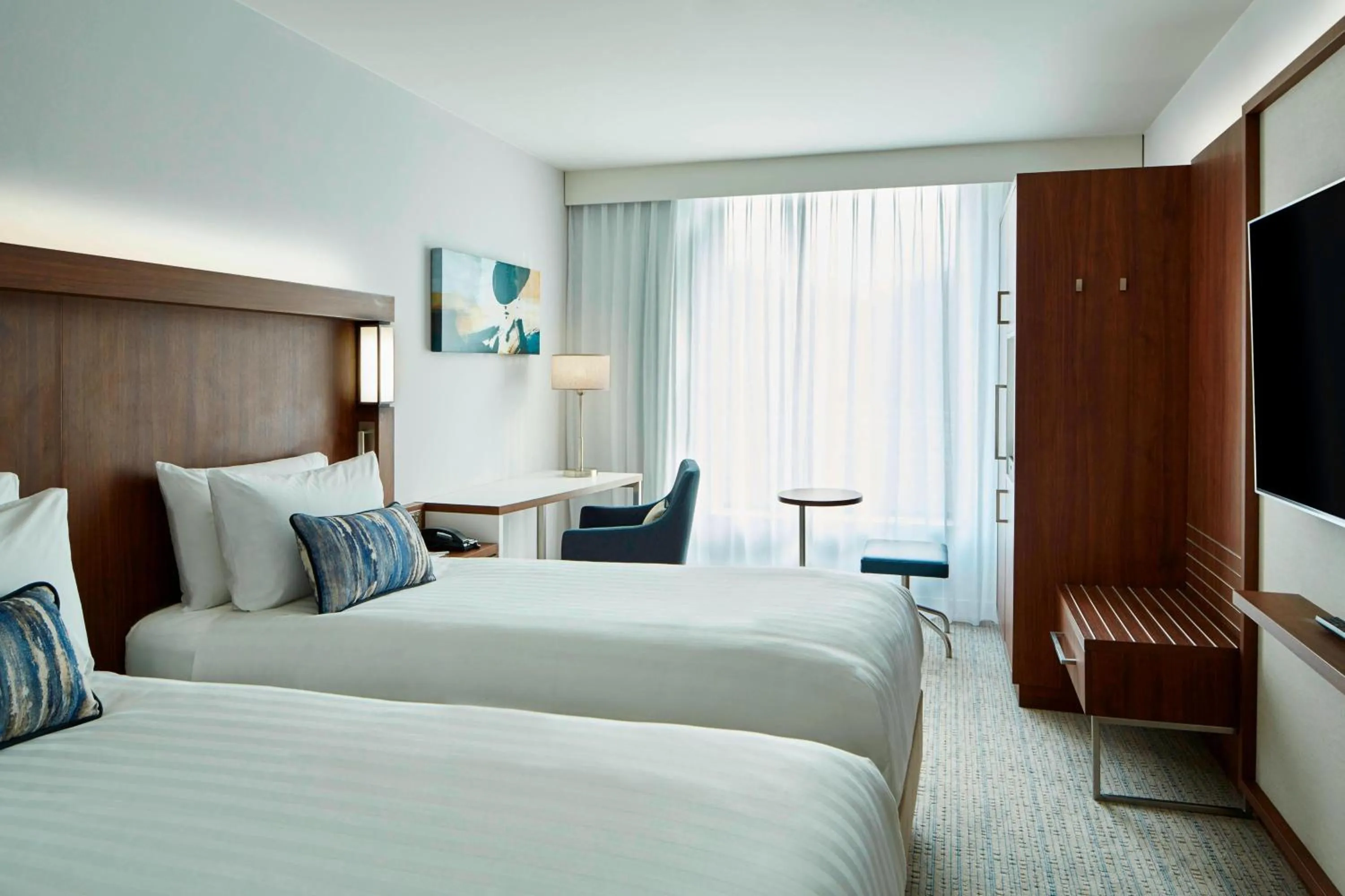 Photo of the whole room, Bed in Courtyard by Marriott Luton Airport