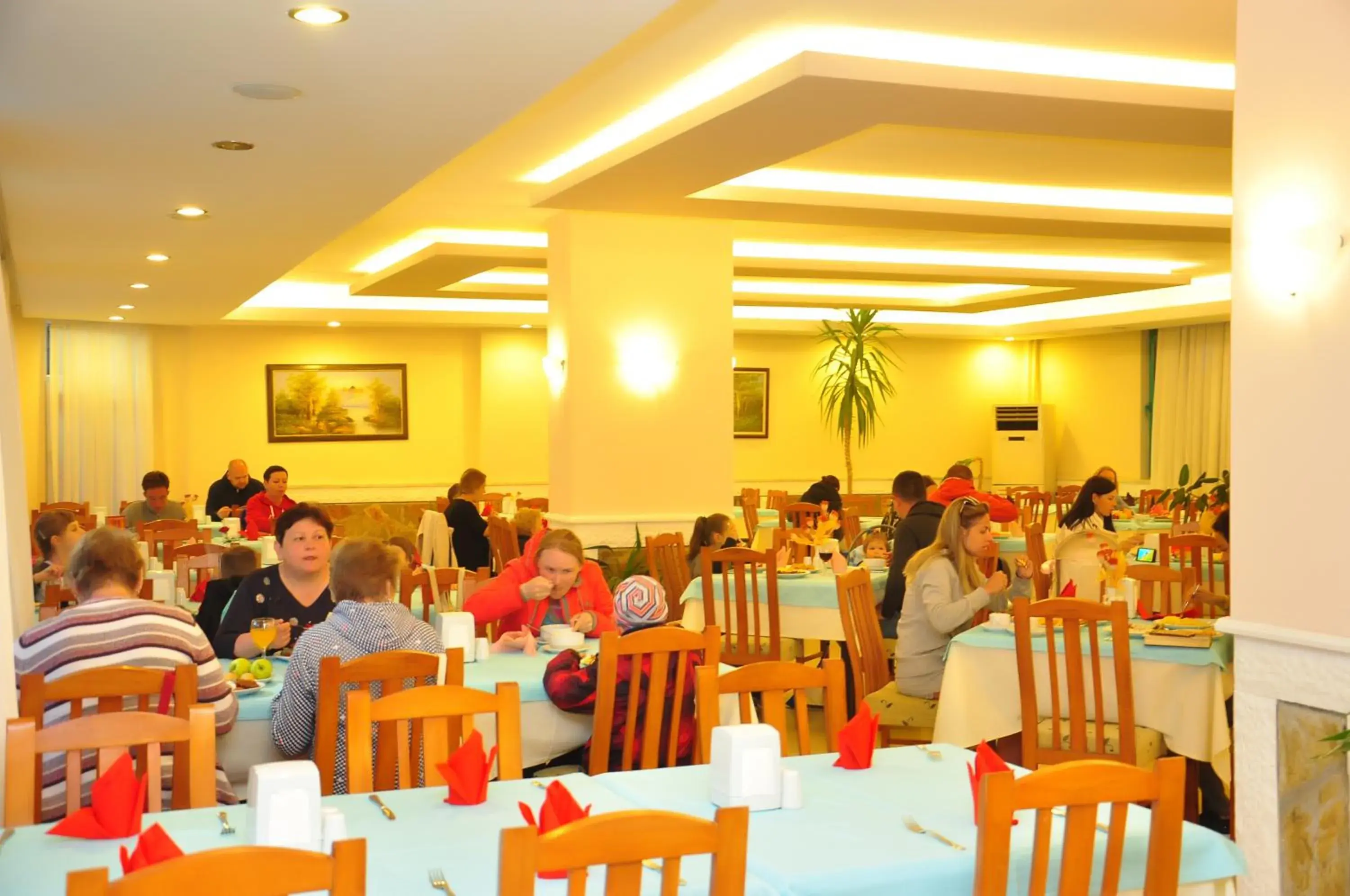 Restaurant/Places to Eat in Cinar Family Suite Hotel - Side