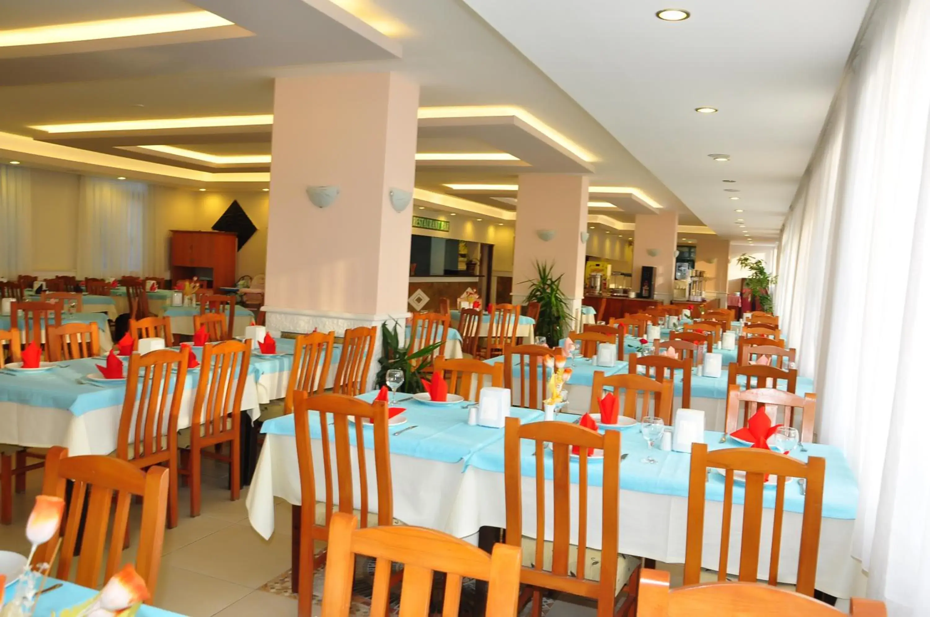 Restaurant/Places to Eat in Cinar Family Suite Hotel - Side