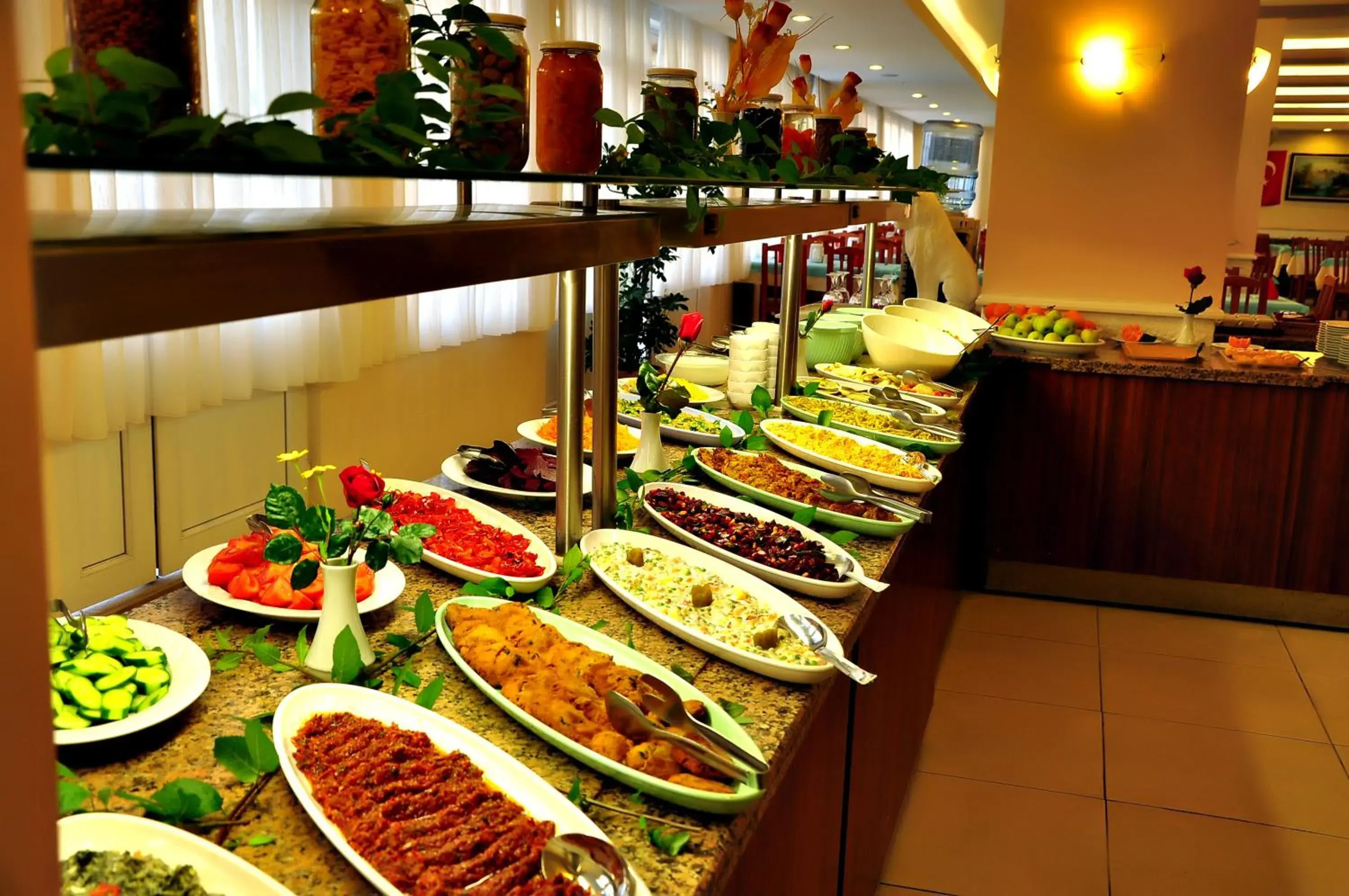 Food in Cinar Family Suite Hotel - Side