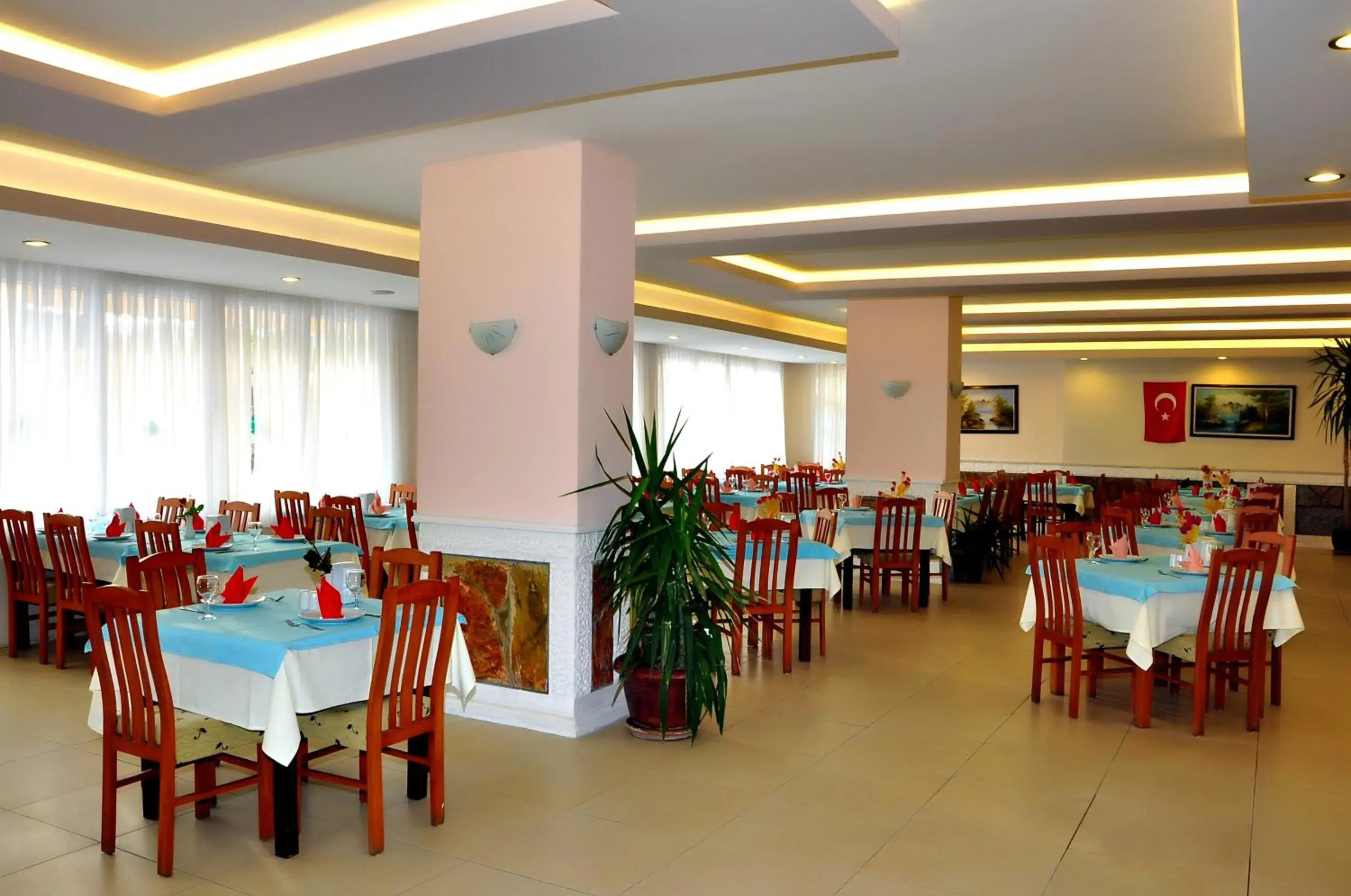 Restaurant/Places to Eat in Cinar Family Suite Hotel - Side