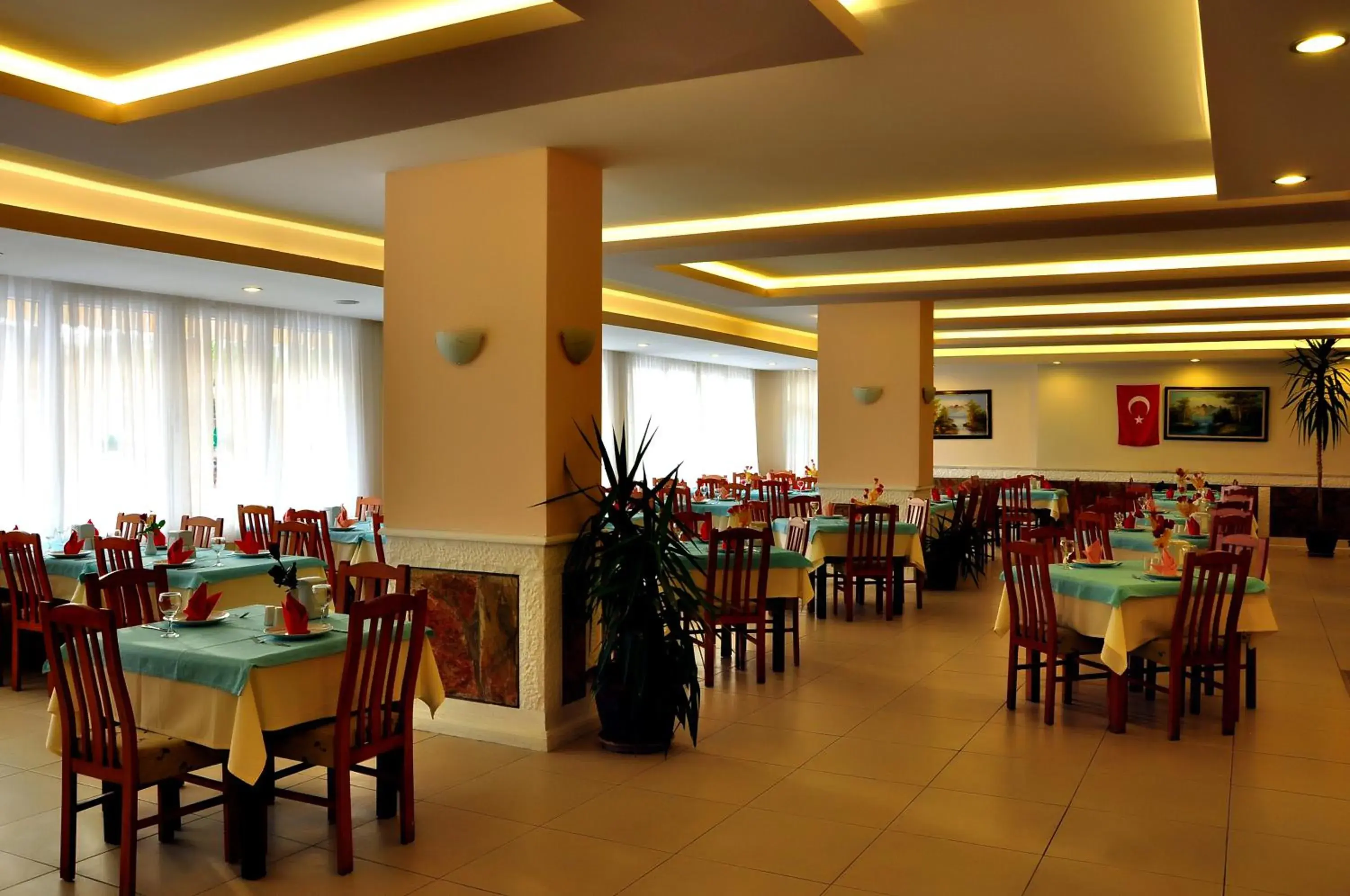 Restaurant/Places to Eat in Cinar Family Suite Hotel - Side