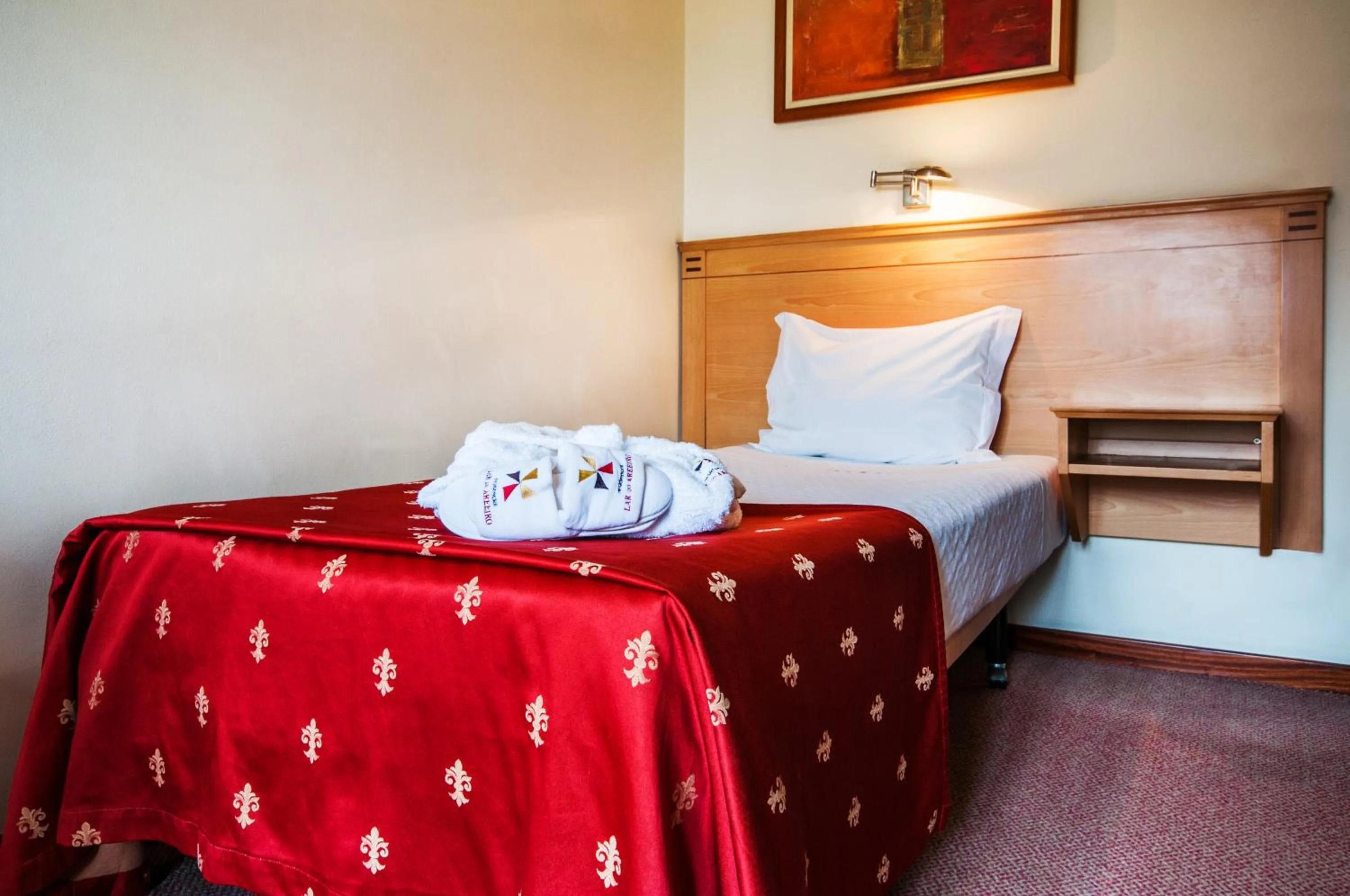 Photo of the whole room, Bed in Residencial do Areeiro