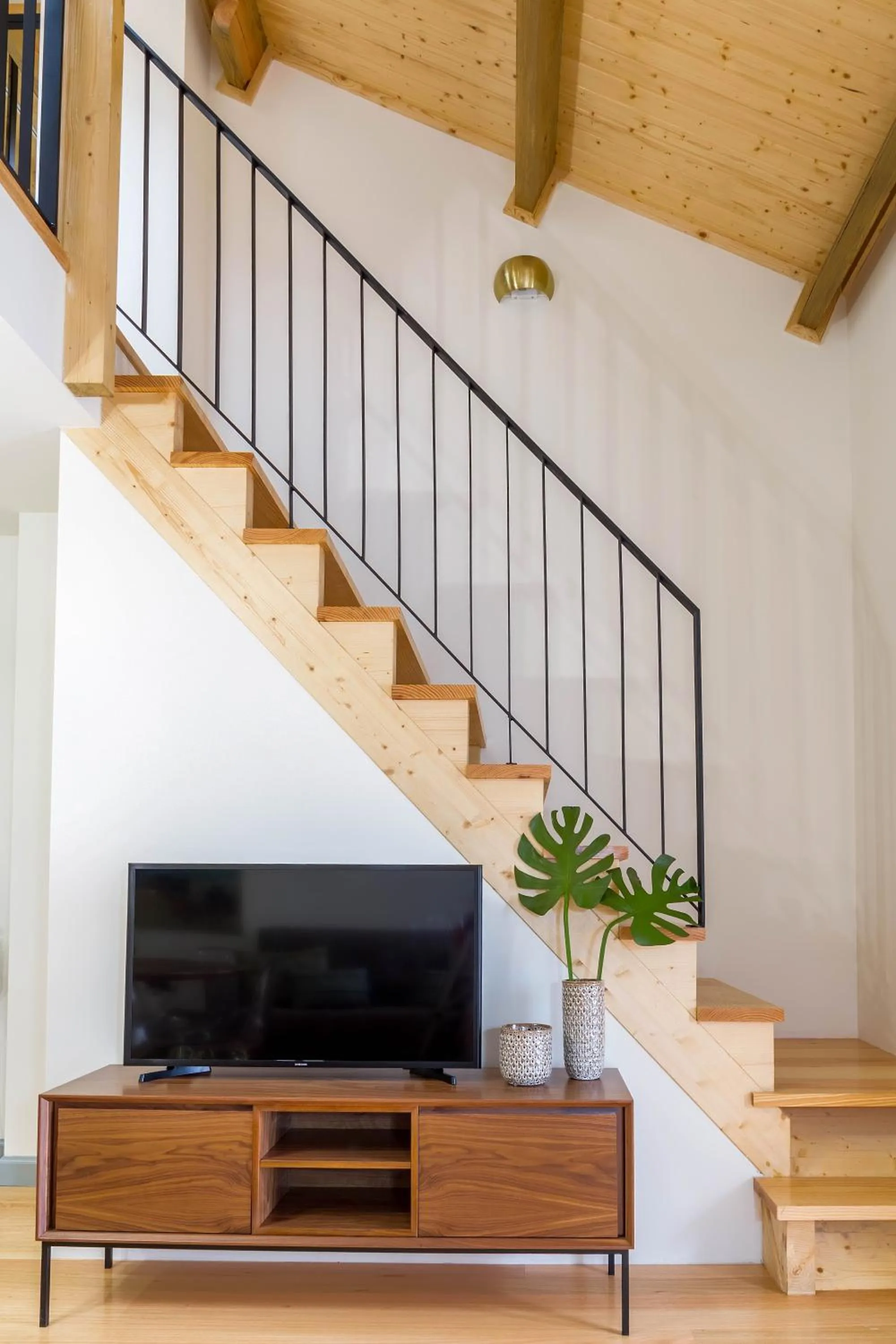 TV and multimedia in InSitu Formosa 168 by Guestify