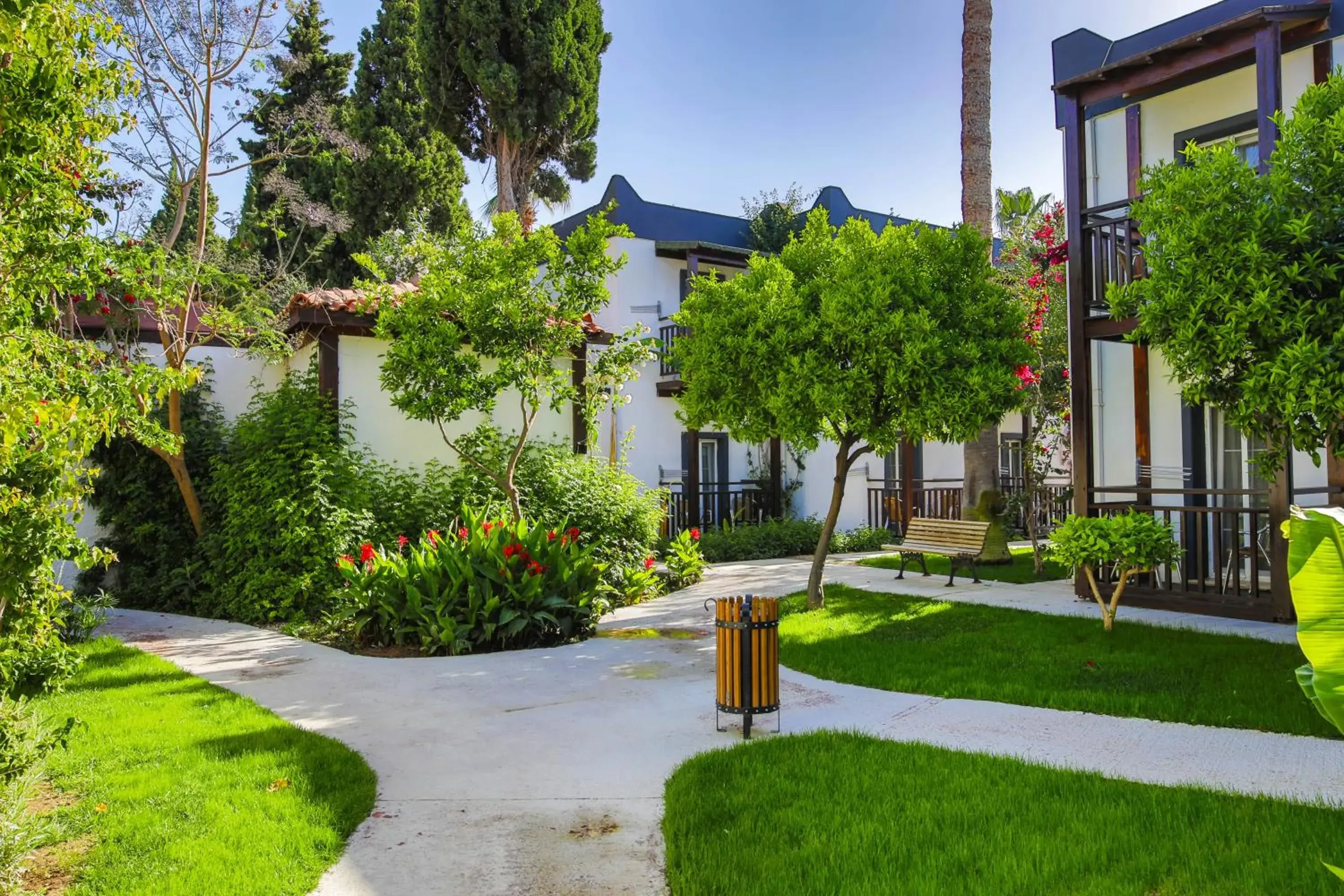 Property building in Bitez Garden Life Property building in Bitez Garden Life