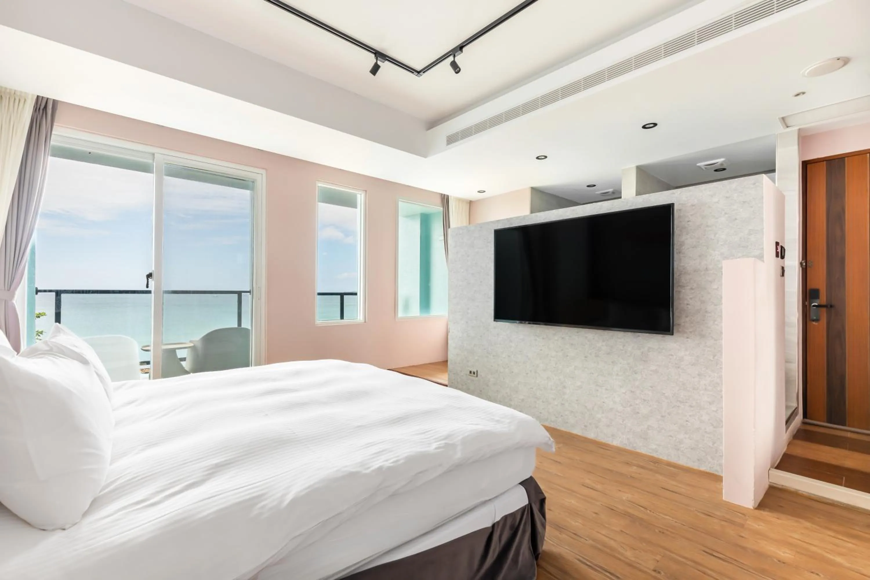 Photo of the whole room, Bed in Jhai Wu