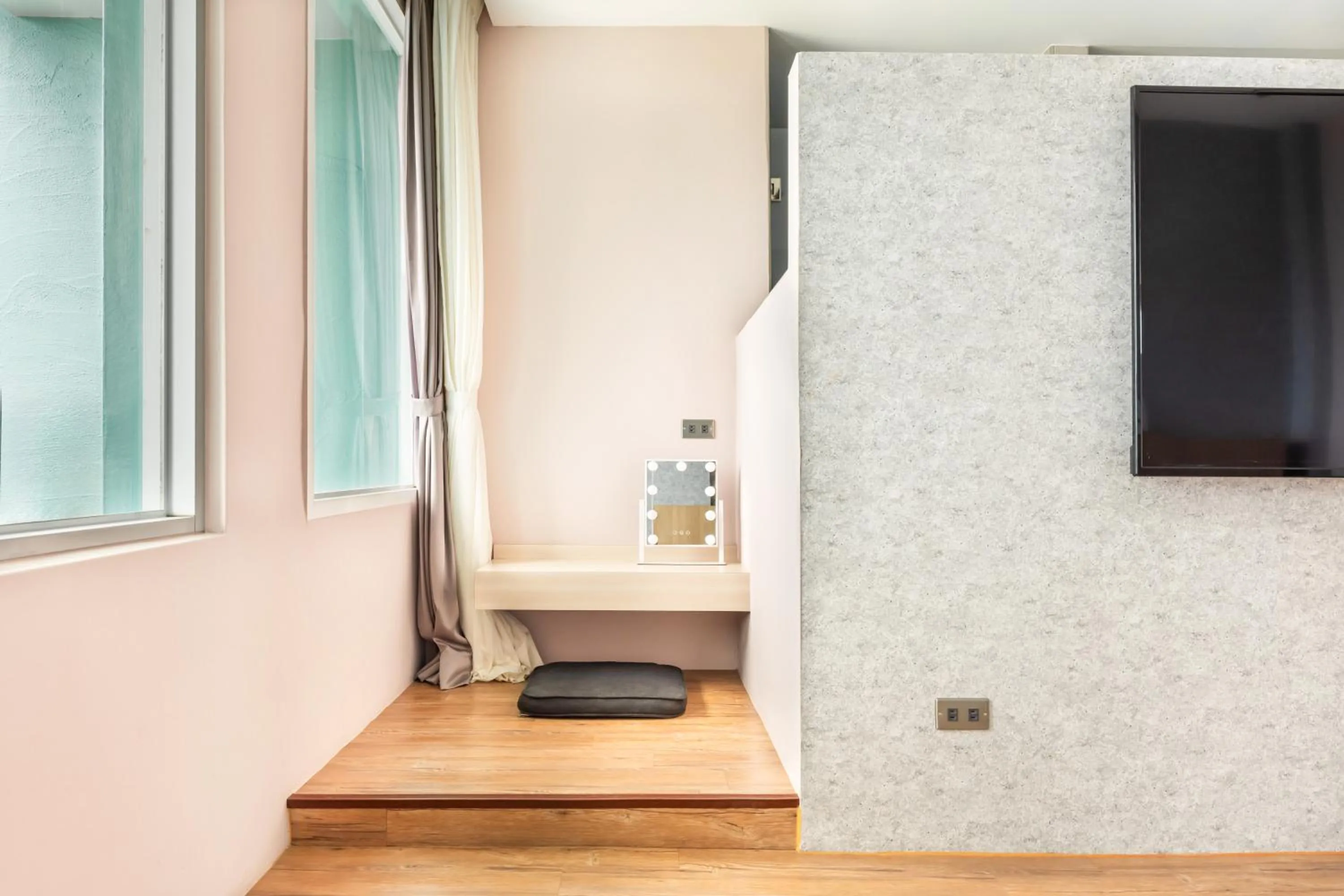 Photo of the whole room in Jhai Wu